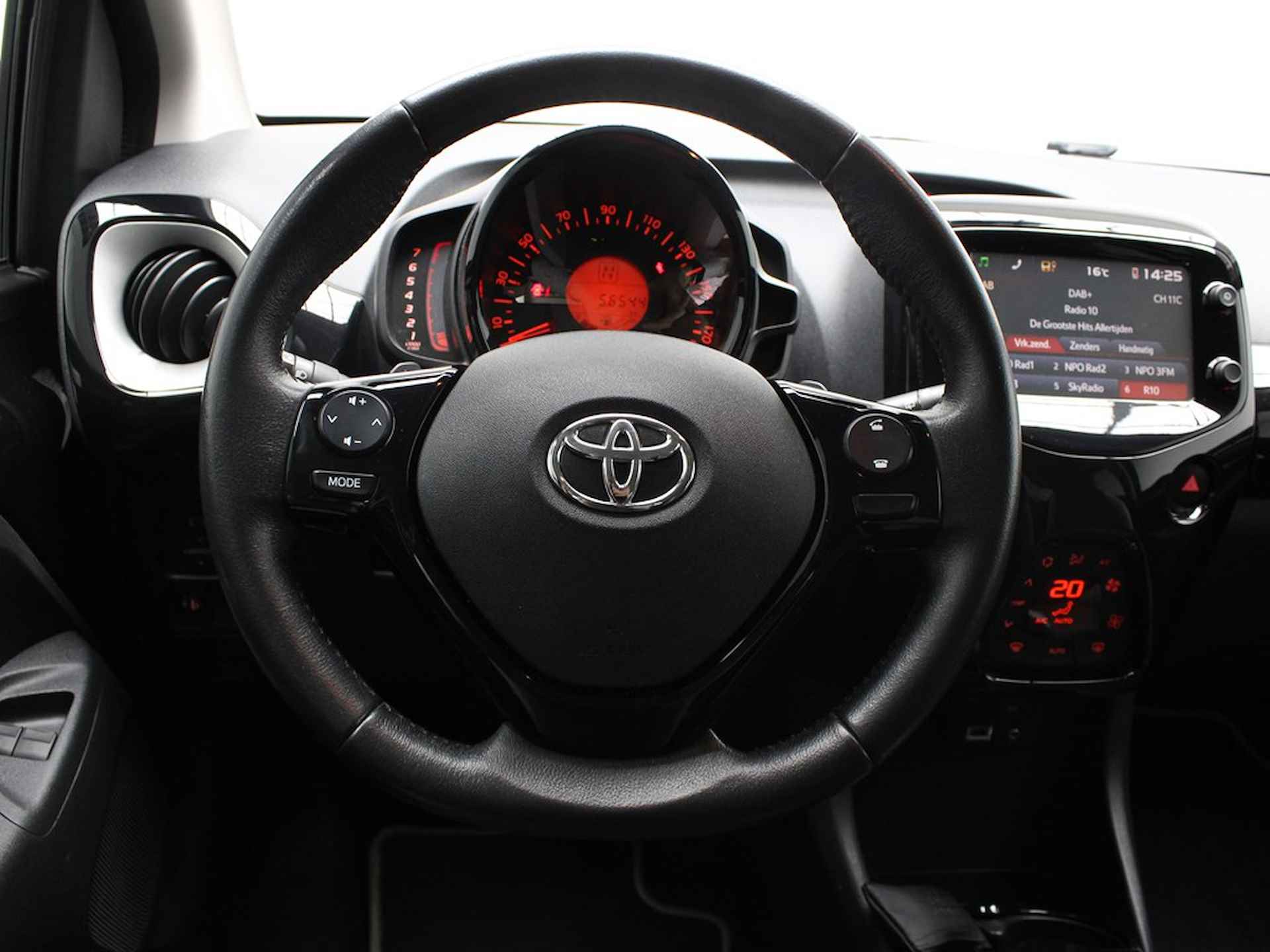 Toyota Aygo 1.0 VVT-i x-clusiv Automaat, Camera, Navigatie, Keyless - 12/21