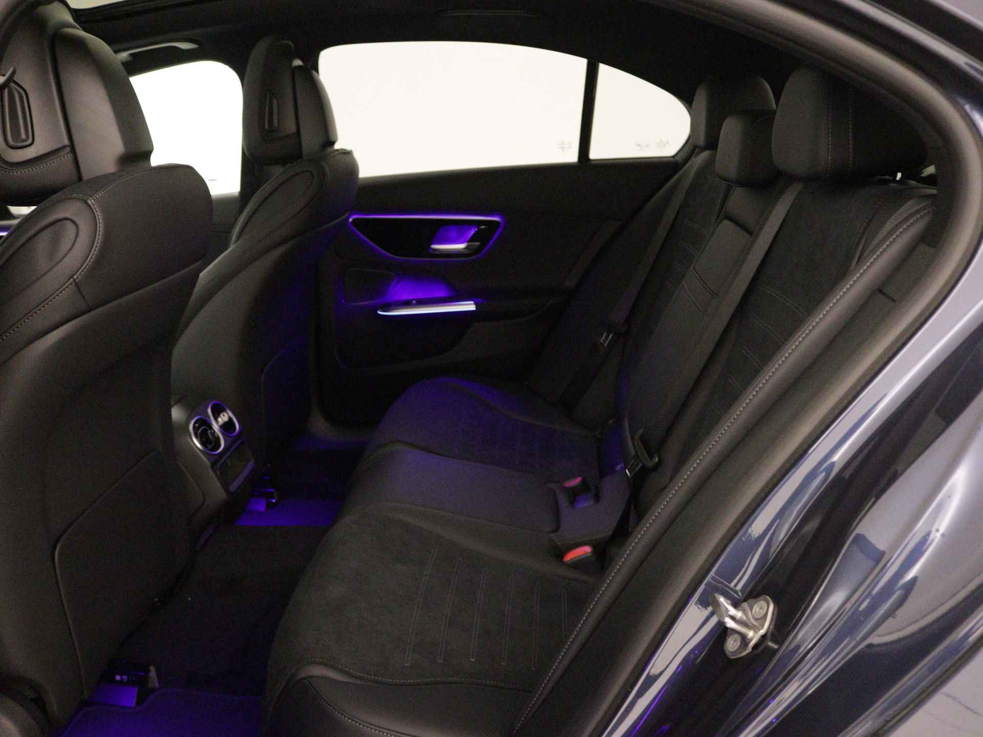Mercedes-Benz C-Klasse 200 AMG Line | Nightpakket | Memorypakket | Parkeerpakket met 360°-camera | Head-up display | Premium sfeerverlichting | DIGITAL LIGHT | USB-pakket | Panoramaschuifdak | - 5/39