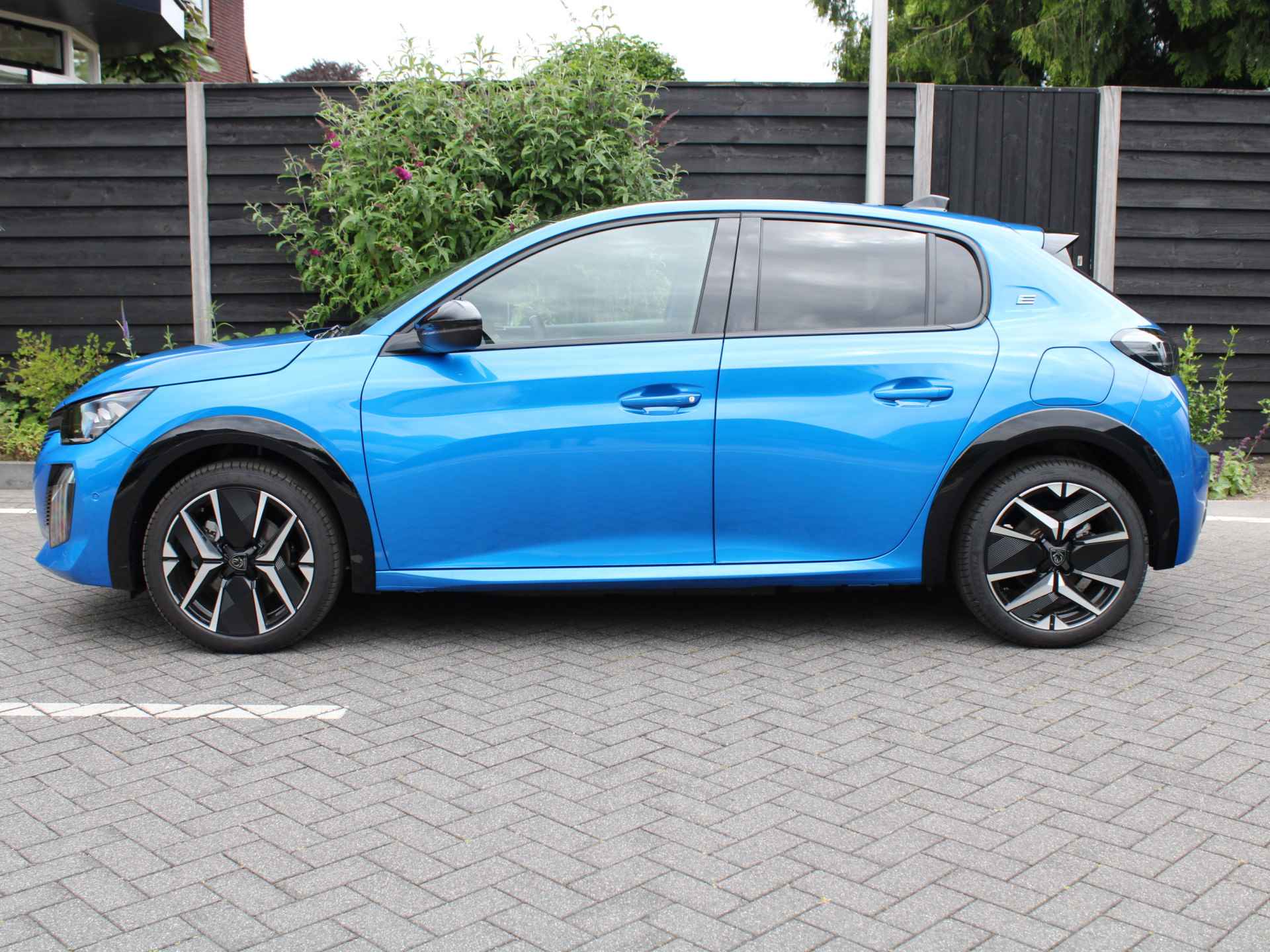 Peugeot e-208 EV GT 51 kWh 156PK (WLTP 410km) € 2.000,- subsidie mogelijk GT Alcantara Bekleding, El. stoel met massage, Panoramadak, Rondom View Camera - 8/64