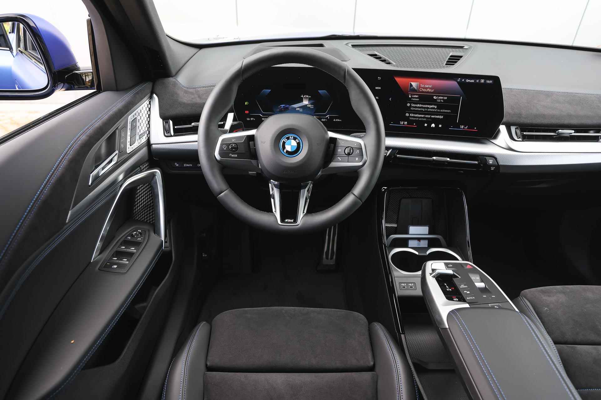 BMW iX2 eDrive20 65kWh High Executive M Sport / Panoramadak / Sportstoelen / Adaptive M suspension / Head-Up / Harman Kardon / Live Cockpit Professional / Parking Assistant Plus - 4/39