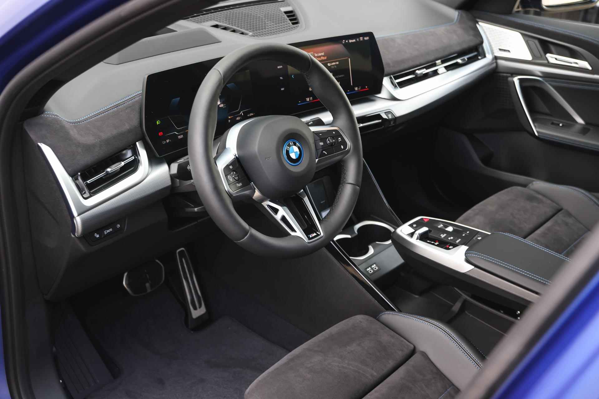 BMW iX2 eDrive20 65kWh High Executive M Sport / Panoramadak / Sportstoelen / Adaptive M suspension / Head-Up / Harman Kardon / Live Cockpit Professional / Parking Assistant Plus - 10/39