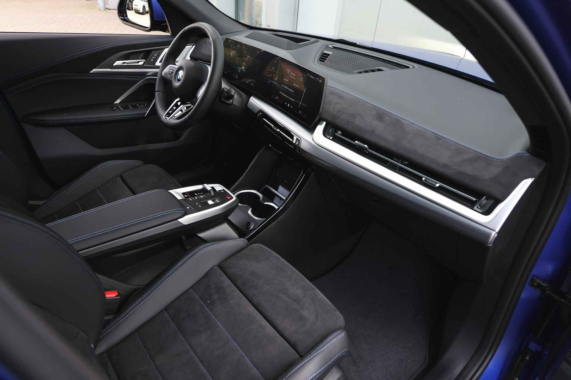 BMW iX2 eDrive20 65kWh High Executive M Sport / Panoramadak / Sportstoelen / Adaptive M suspension / Head-Up / Harman Kardon / Live Cockpit Professional / Parking Assistant Plus - 11/39
