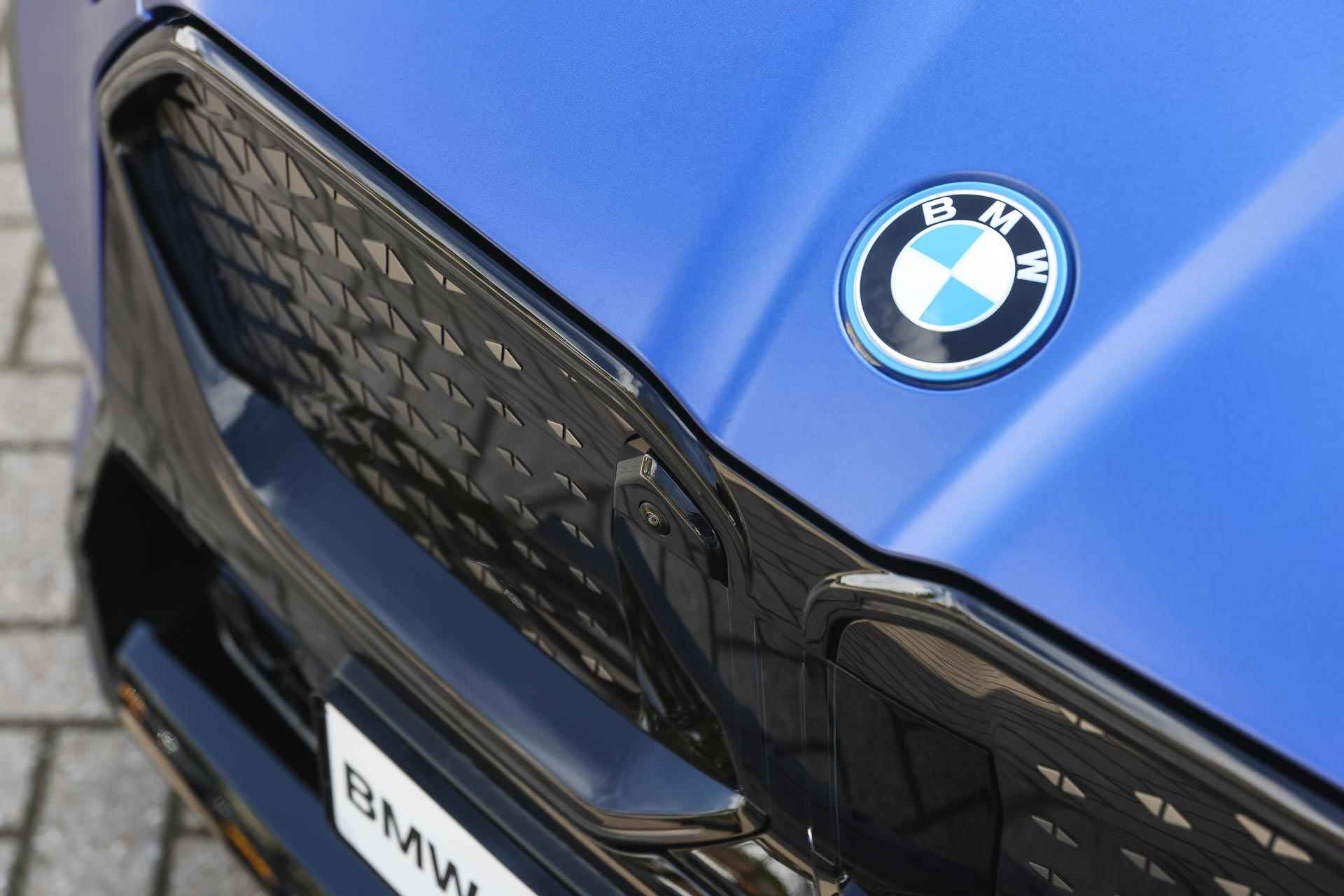 BMW iX2 eDrive20 65kWh High Executive M Sport / Panoramadak / Sportstoelen / Adaptive M suspension / Head-Up / Harman Kardon / Live Cockpit Professional / Parking Assistant Plus - 31/39
