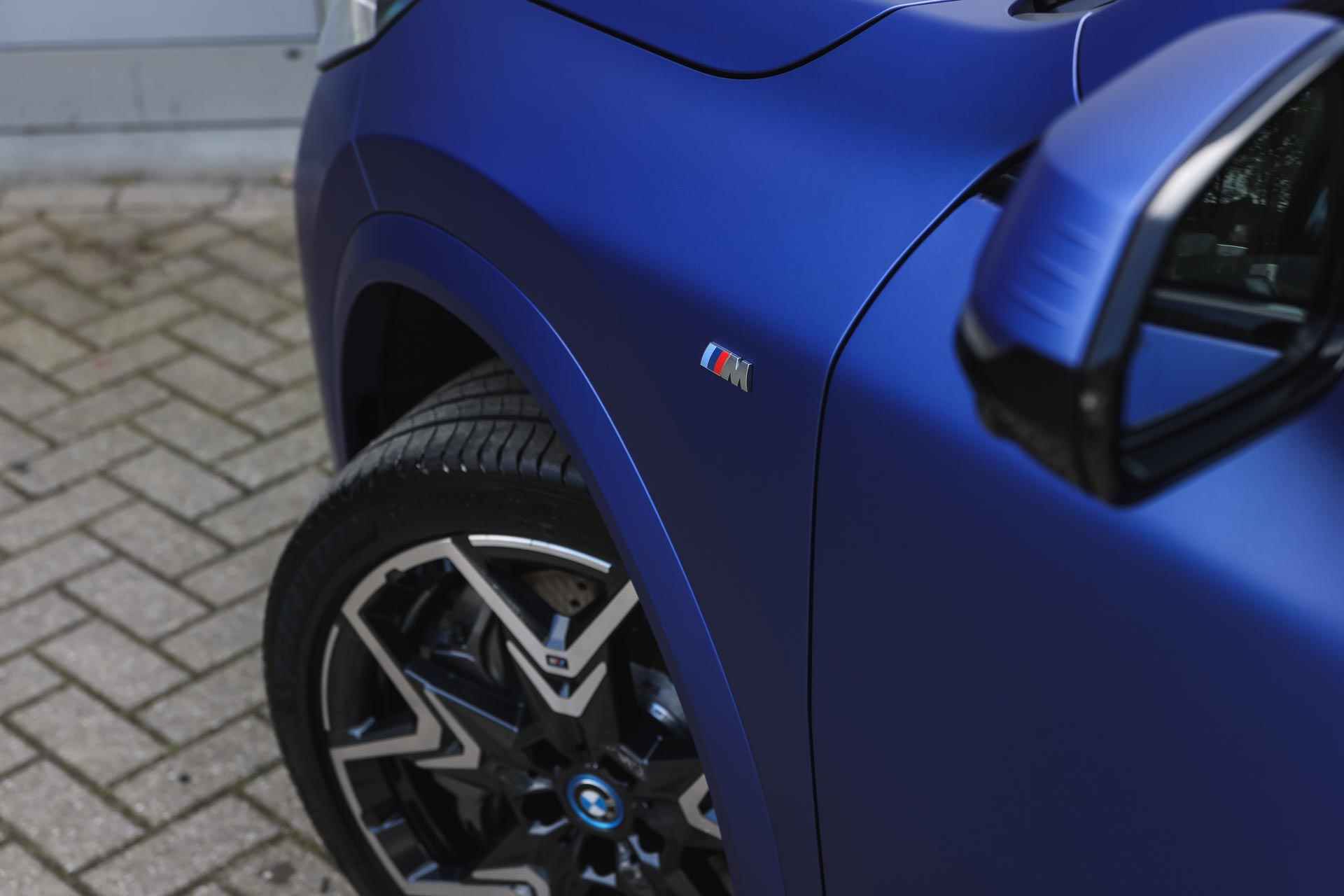 BMW iX2 eDrive20 65kWh High Executive M Sport / Panoramadak / Sportstoelen / Adaptive M suspension / Head-Up / Harman Kardon / Live Cockpit Professional / Parking Assistant Plus - 36/39