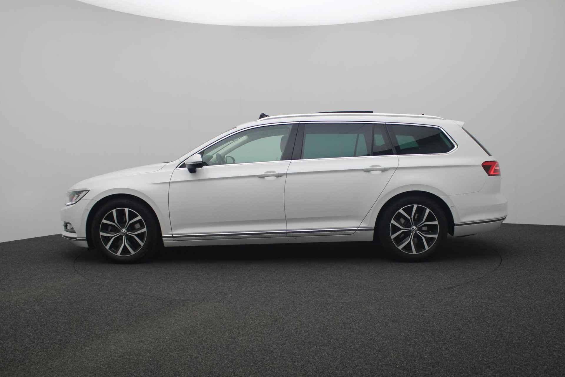 Volkswagen Passat Variant 1.4 TSI 150PK ACT Highline - Origineel NL | Pano | Navi | Leder/alcantara | ACC | Clima | 17 inch - 18/39