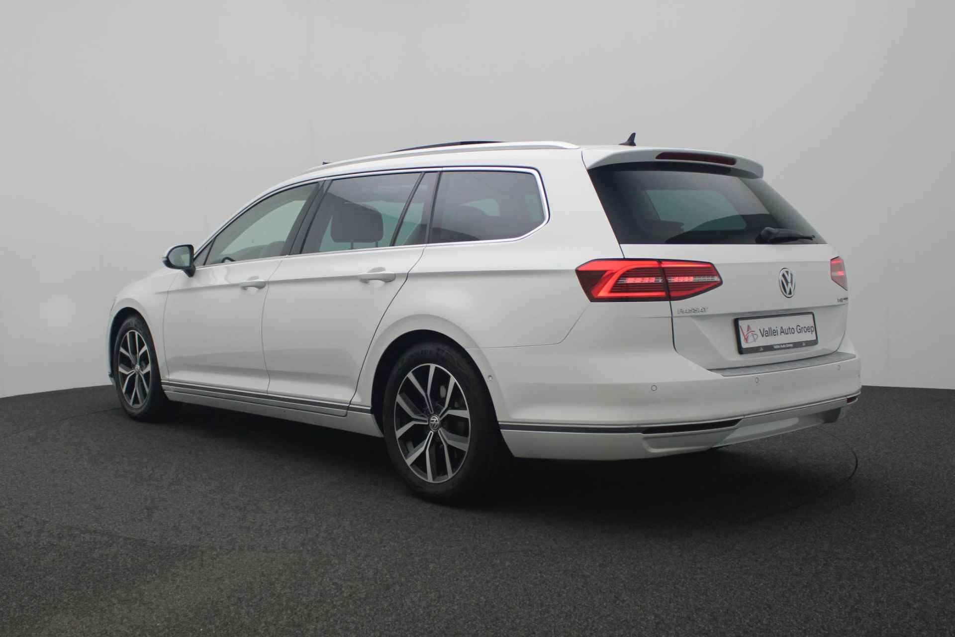 Volkswagen Passat Variant 1.4 TSI 150PK ACT Highline - Origineel NL | Pano | Navi | Leder/alcantara | ACC | Clima | 17 inch - 32/39