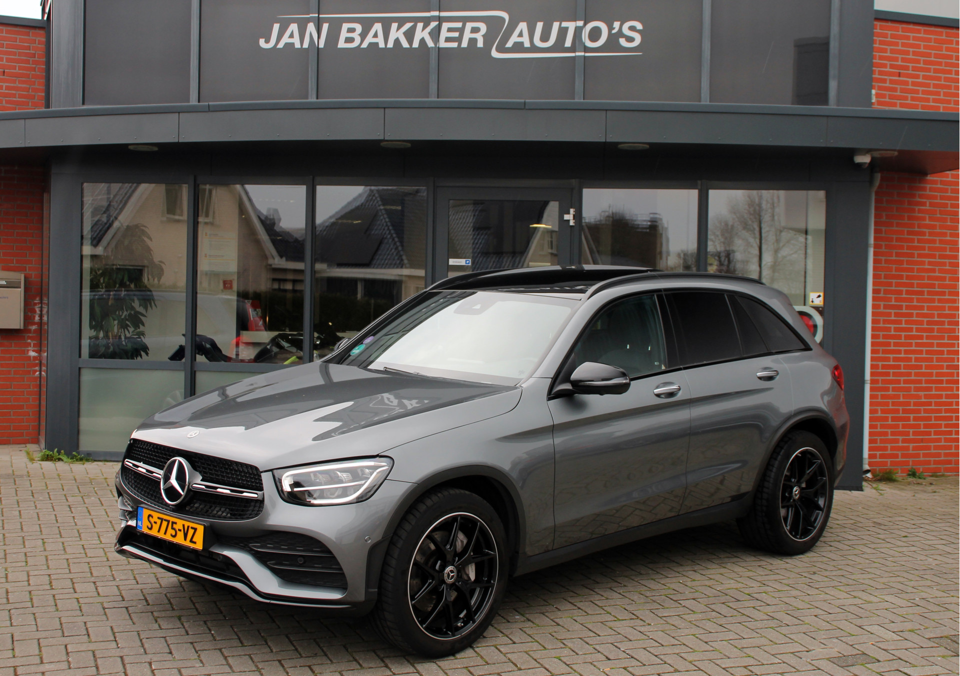 Mercedes-Benz GLC 300 4MATIC Premium Plus | Night pakket | AMG | Panodak | Trekhaak bij viaBOVAG.nl