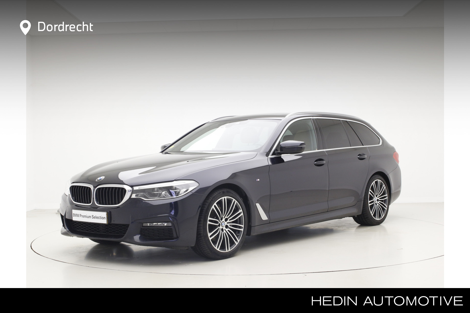 BMW 5 Serie Touring 518d M-Sport | Trekhaak | Camera | 19" | Panorama