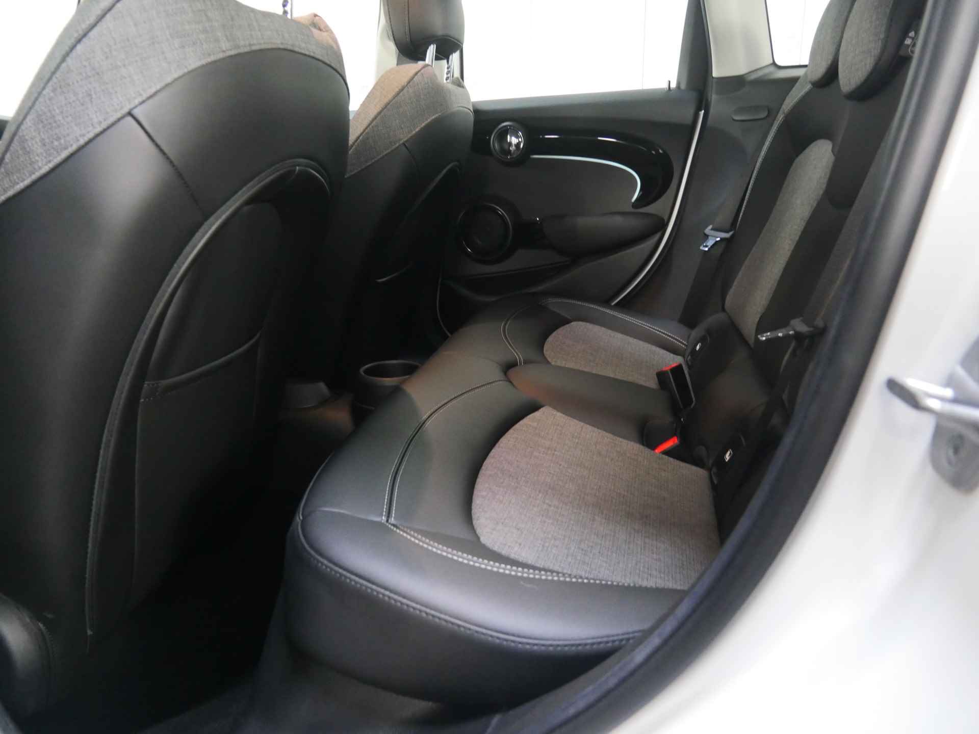 MINI Hatchback Cooper Classic Automaat / Sportstoelen / Cruise Control / LED / PDC achter / Navigatie / Airconditioning / Multifunctioneel stuurwiel - 9/27