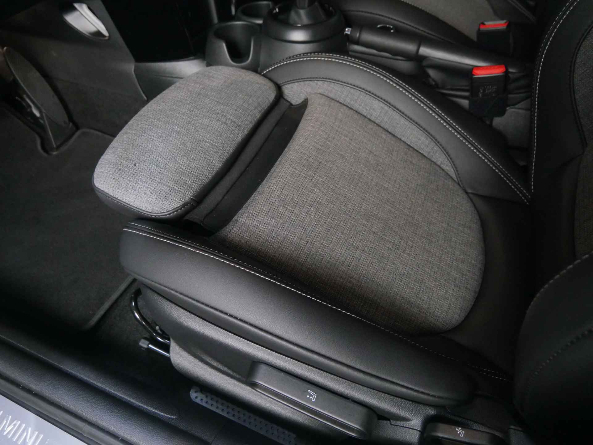 MINI Hatchback Cooper Classic Automaat / Sportstoelen / Cruise Control / LED / PDC achter / Navigatie / Airconditioning / Multifunctioneel stuurwiel - 10/27