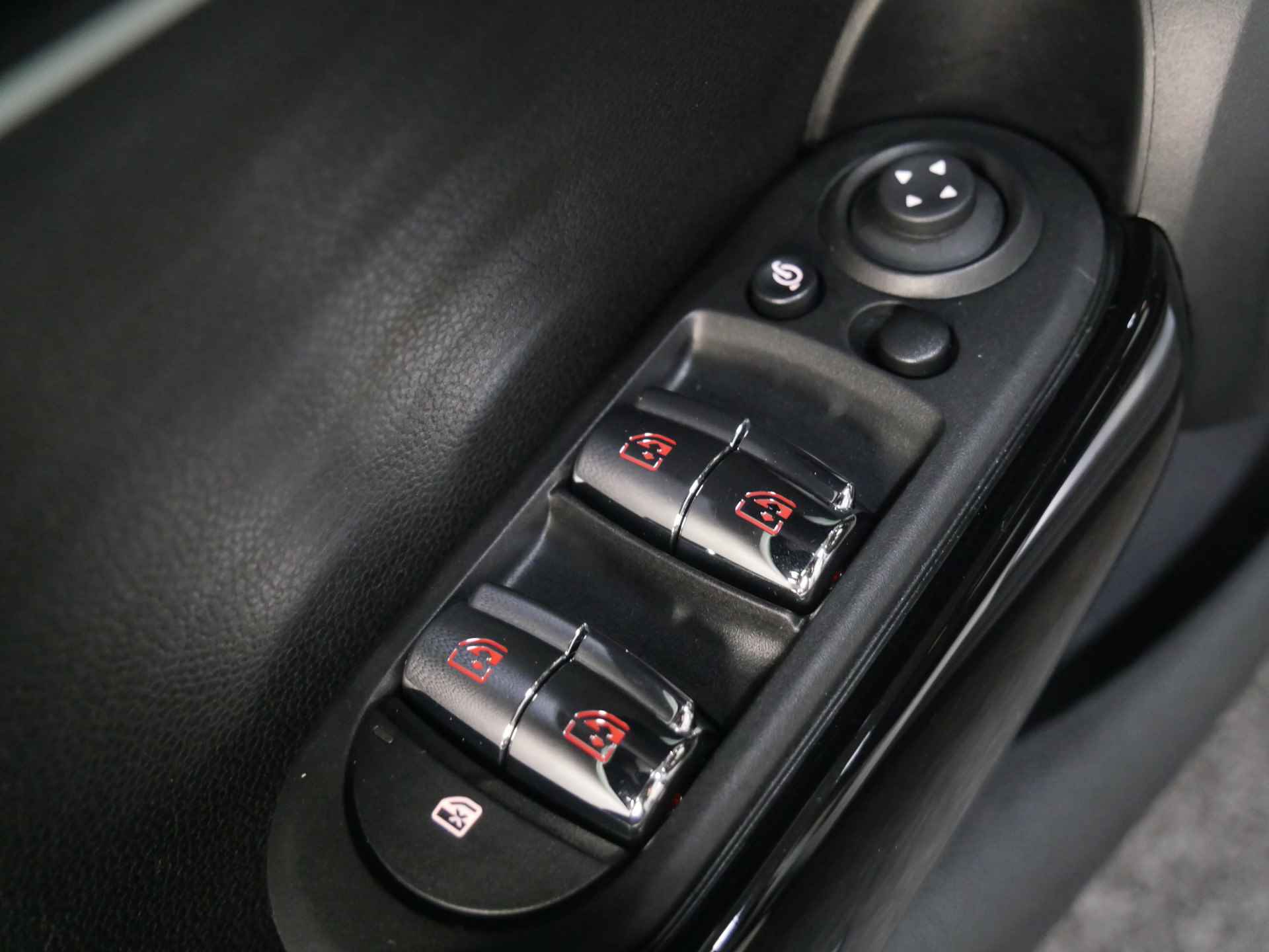 MINI Hatchback Cooper Classic Automaat / Sportstoelen / Cruise Control / LED / PDC achter / Navigatie / Airconditioning / Multifunctioneel stuurwiel - 12/27