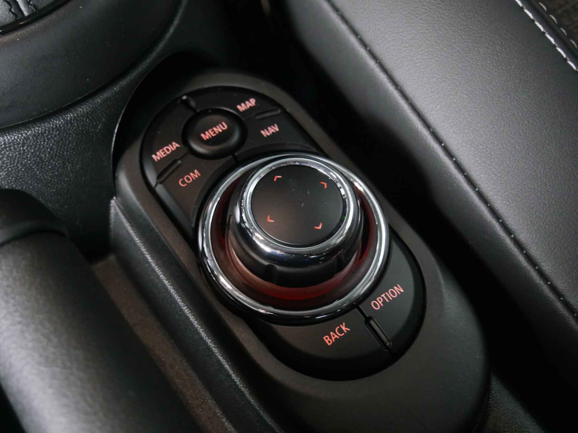 MINI Hatchback Cooper Classic Automaat / Sportstoelen / Cruise Control / LED / PDC achter / Navigatie / Airconditioning / Multifunctioneel stuurwiel - 15/27