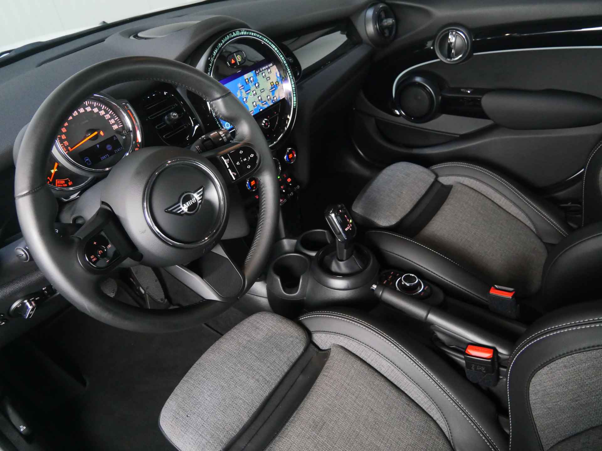 MINI Hatchback Cooper Classic Automaat / Sportstoelen / Cruise Control / LED / PDC achter / Navigatie / Airconditioning / Multifunctioneel stuurwiel - 7/27