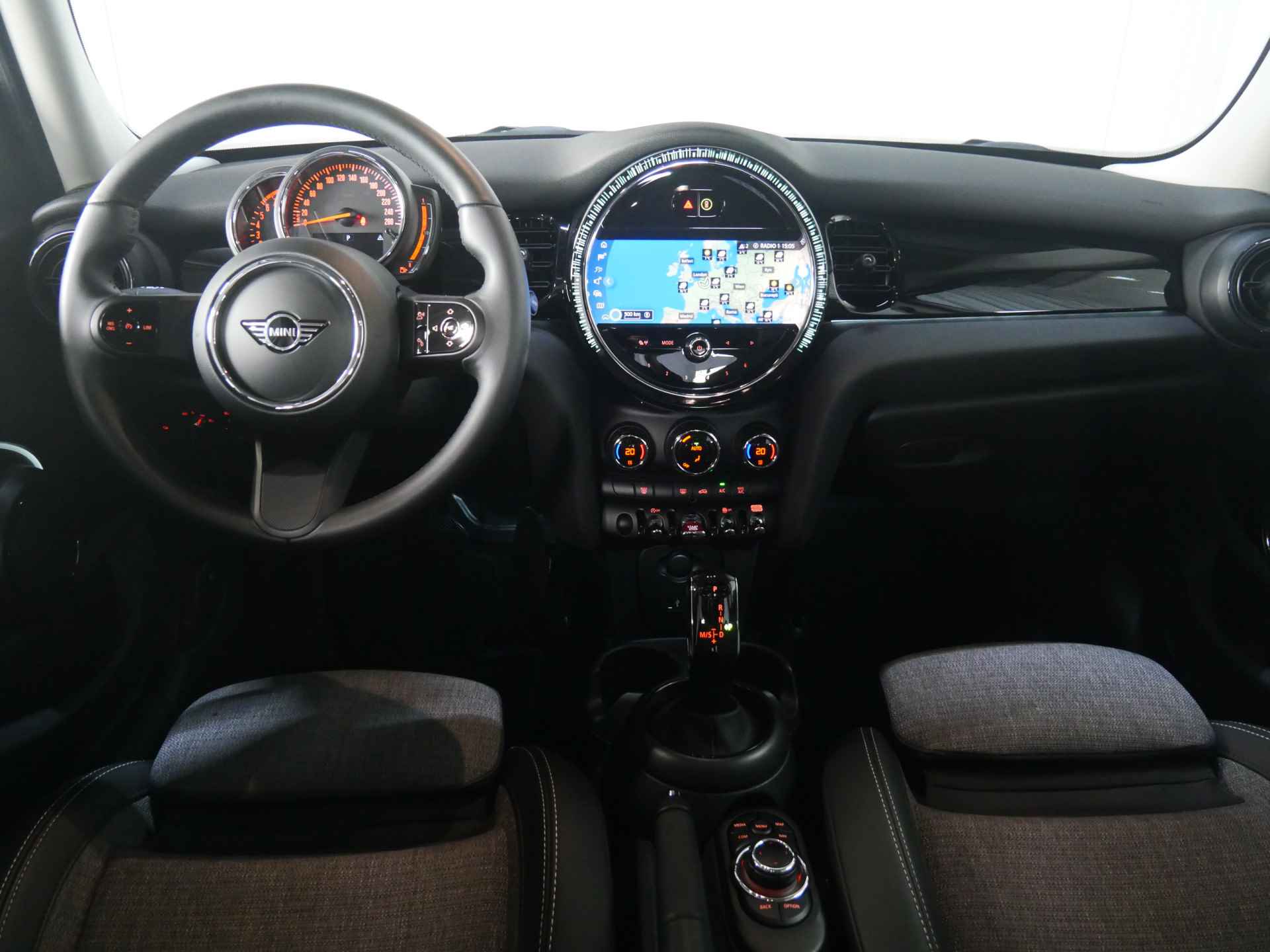 MINI Hatchback Cooper Classic Automaat / Sportstoelen / Cruise Control / LED / PDC achter / Navigatie / Airconditioning / Multifunctioneel stuurwiel - 8/27