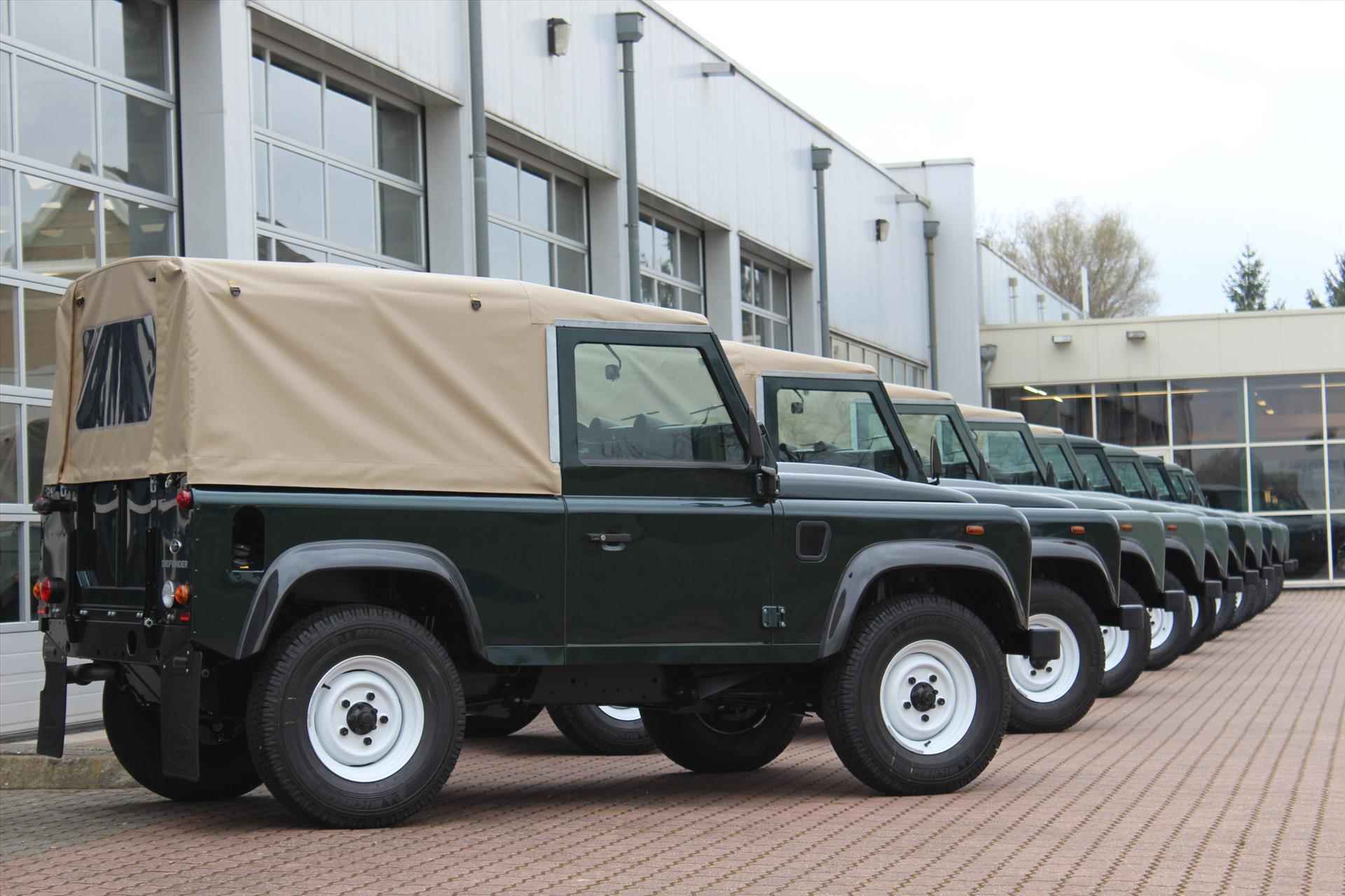 Land Rover Defender 3.5 V8 ST WGN 110 4WD "De Uiver" Special Volledig gerestaureerd/ originele km stand/  NL-kenteken met APK - 57/72