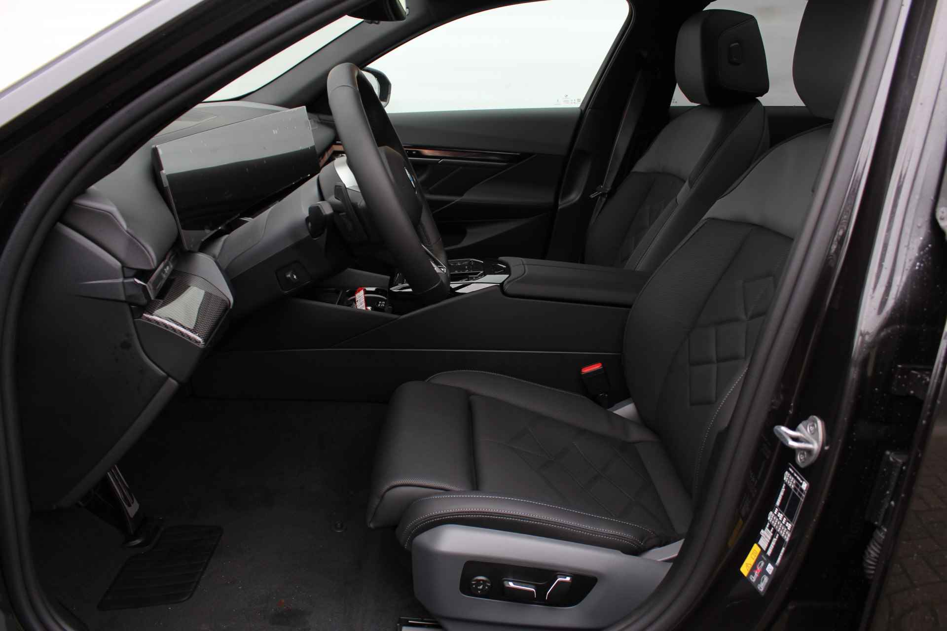 BMW i5 eDrive40 High Executive M Sport 84 kWh / Panoramadak / Parking Assistant Professional / Adaptieve LED / Stoelventilatie / Driving Assistant Professional / Comfort Access - 7/29