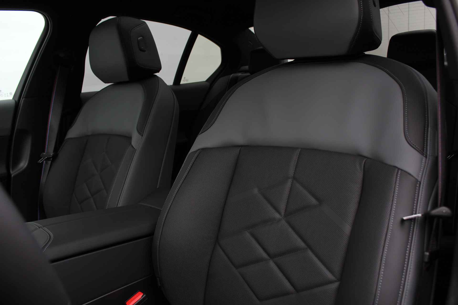 BMW i5 eDrive40 High Executive M Sport 84 kWh / Panoramadak / Parking Assistant Professional / Adaptieve LED / Stoelventilatie / Driving Assistant Professional / Comfort Access - 9/29