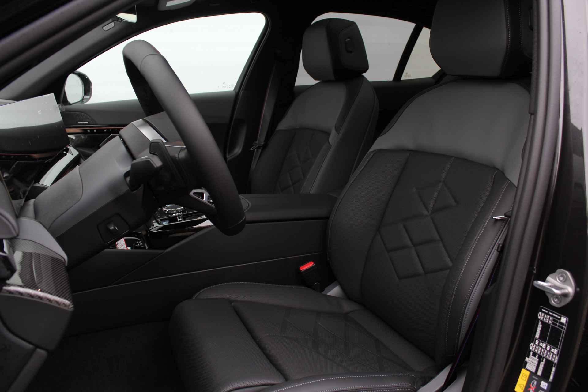 BMW i5 eDrive40 High Executive M Sport 84 kWh / Panoramadak / Parking Assistant Professional / Adaptieve LED / Stoelventilatie / Driving Assistant Professional / Comfort Access - 18/29