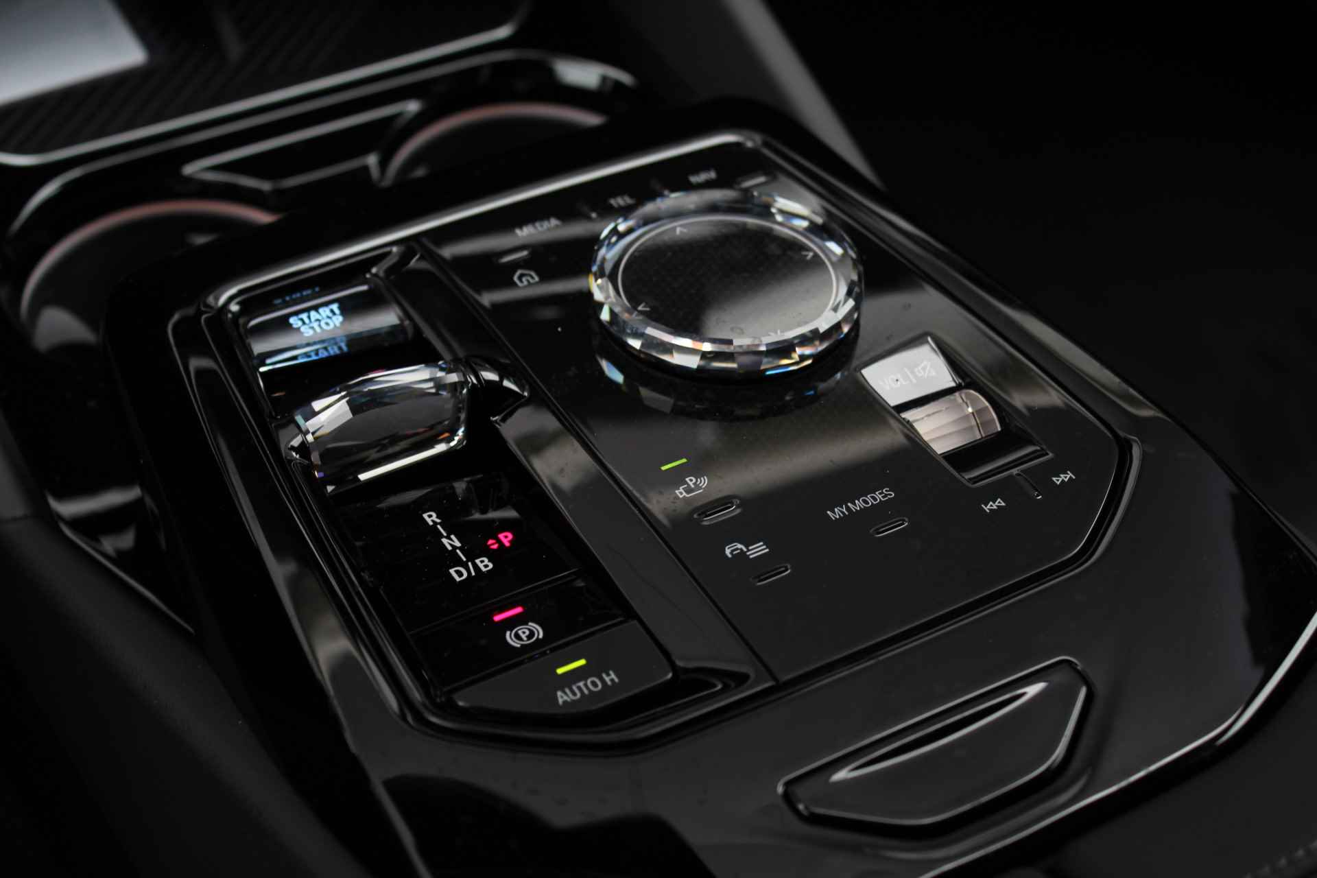 BMW i5 eDrive40 High Executive M Sport 84 kWh / Panoramadak / Parking Assistant Professional / Adaptieve LED / Stoelventilatie / Driving Assistant Professional / Comfort Access - 19/29