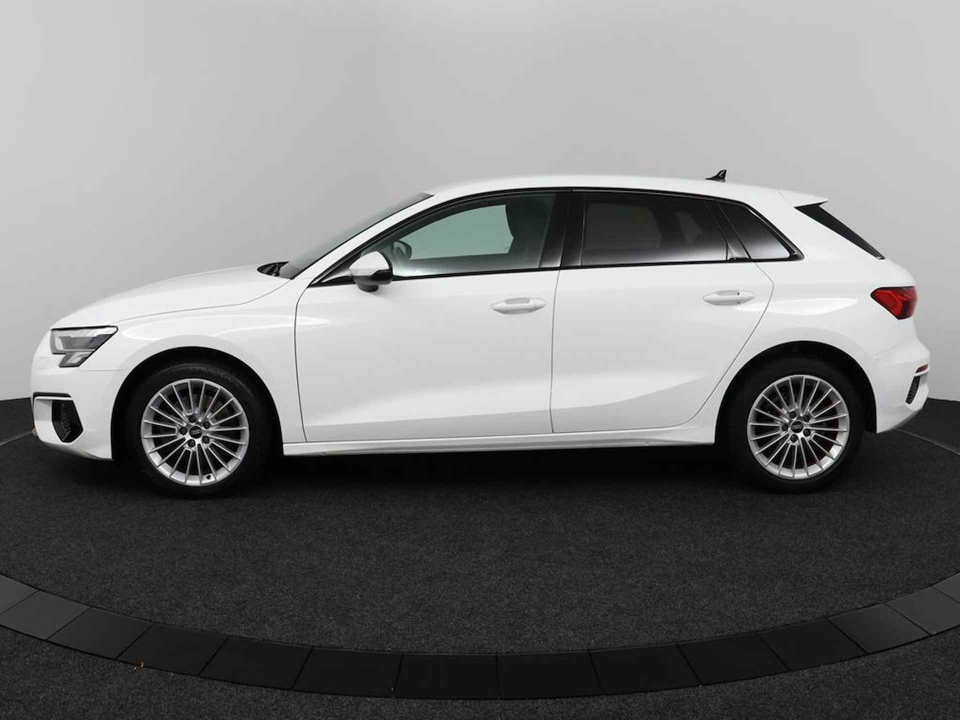 Audi A3 Sportback 30 TFSI Business edition - 2/39