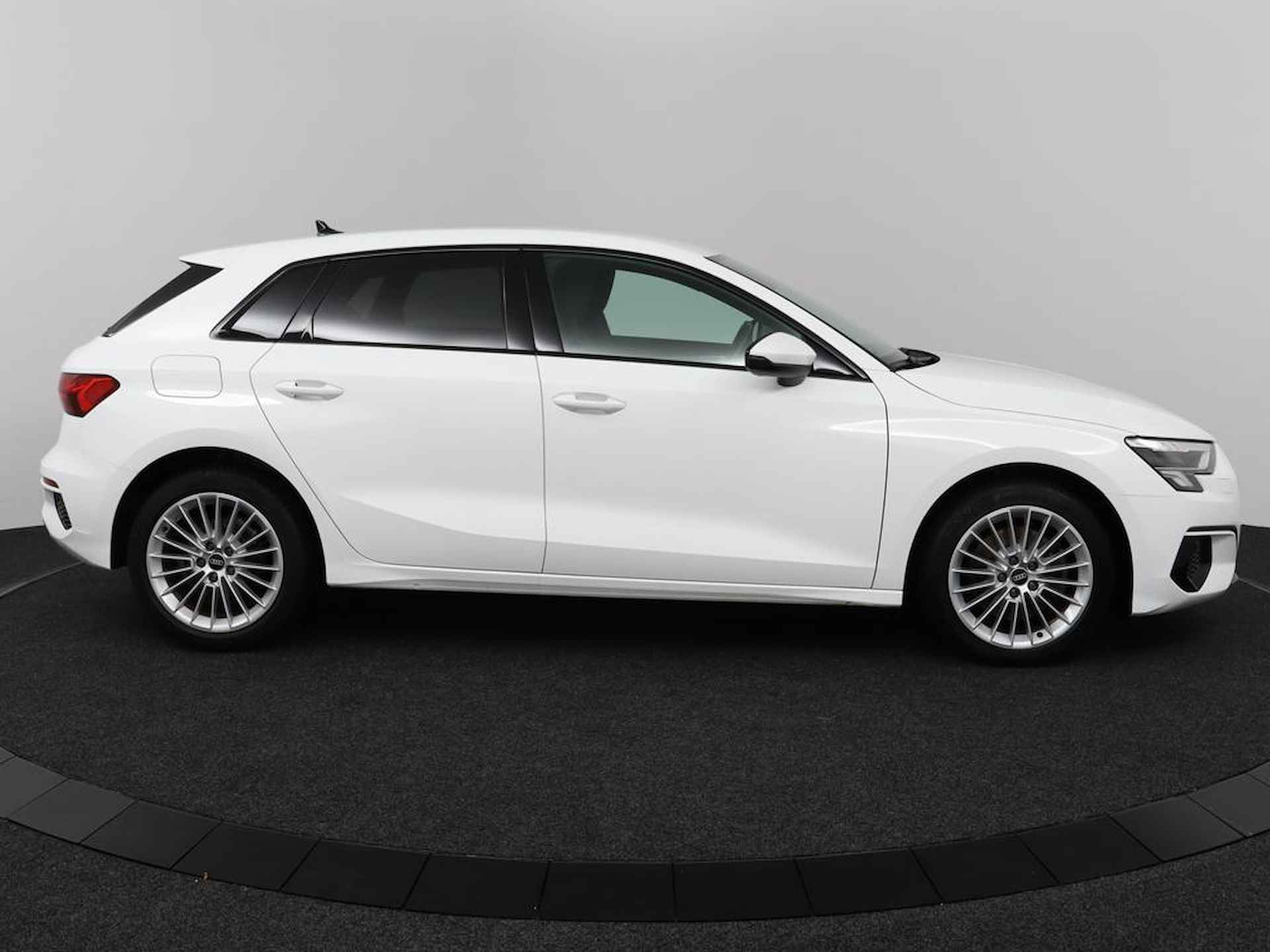 Audi A3 Sportback 30 TFSI Business edition - 9/39