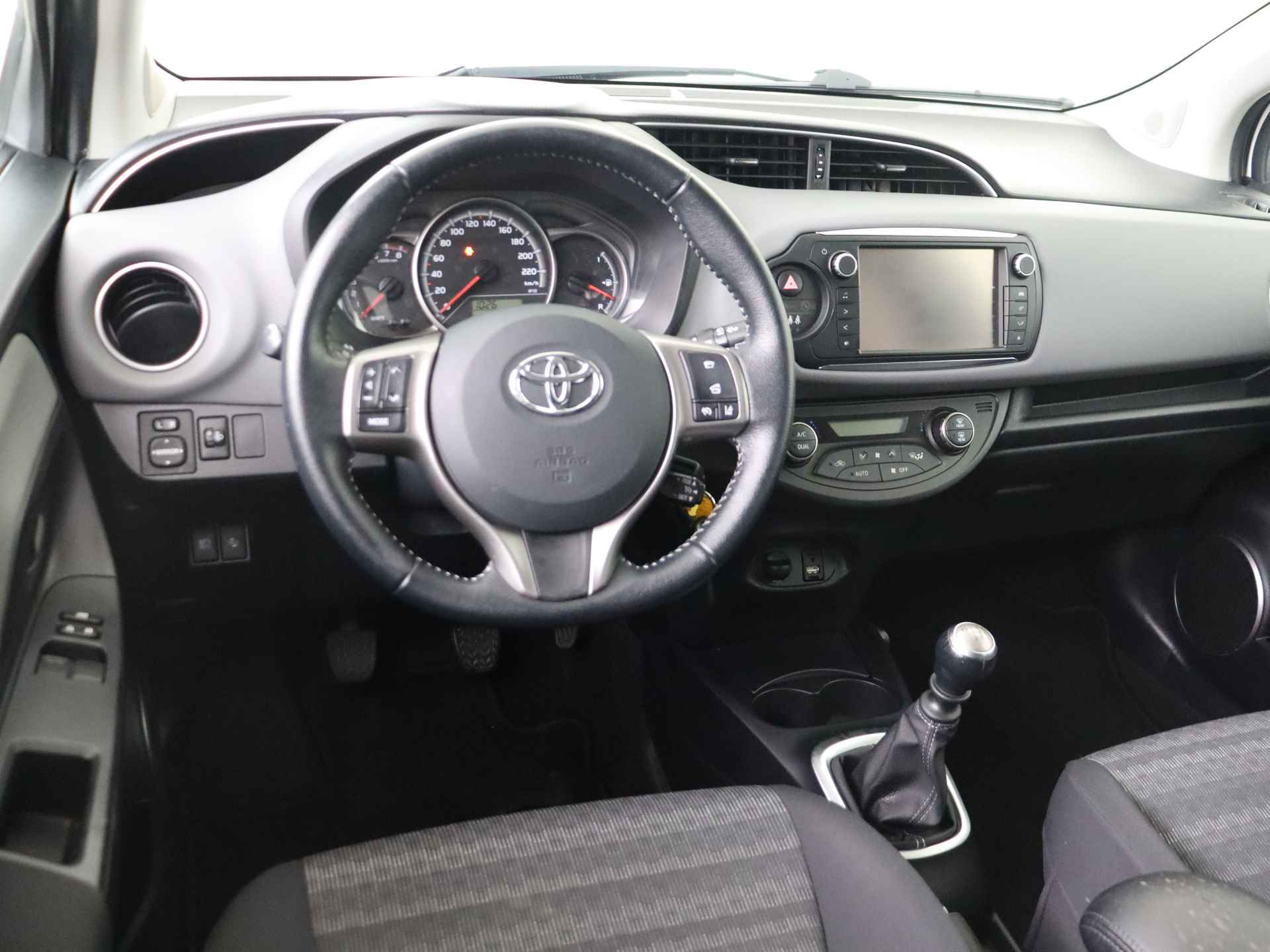 Toyota Yaris 1.3 VVT-i Trend Bi-Tone I Navigatie I Climate Control I Cruise Control I Camera I USB I LM Velgen I 1e Eigenaar I - 6/47