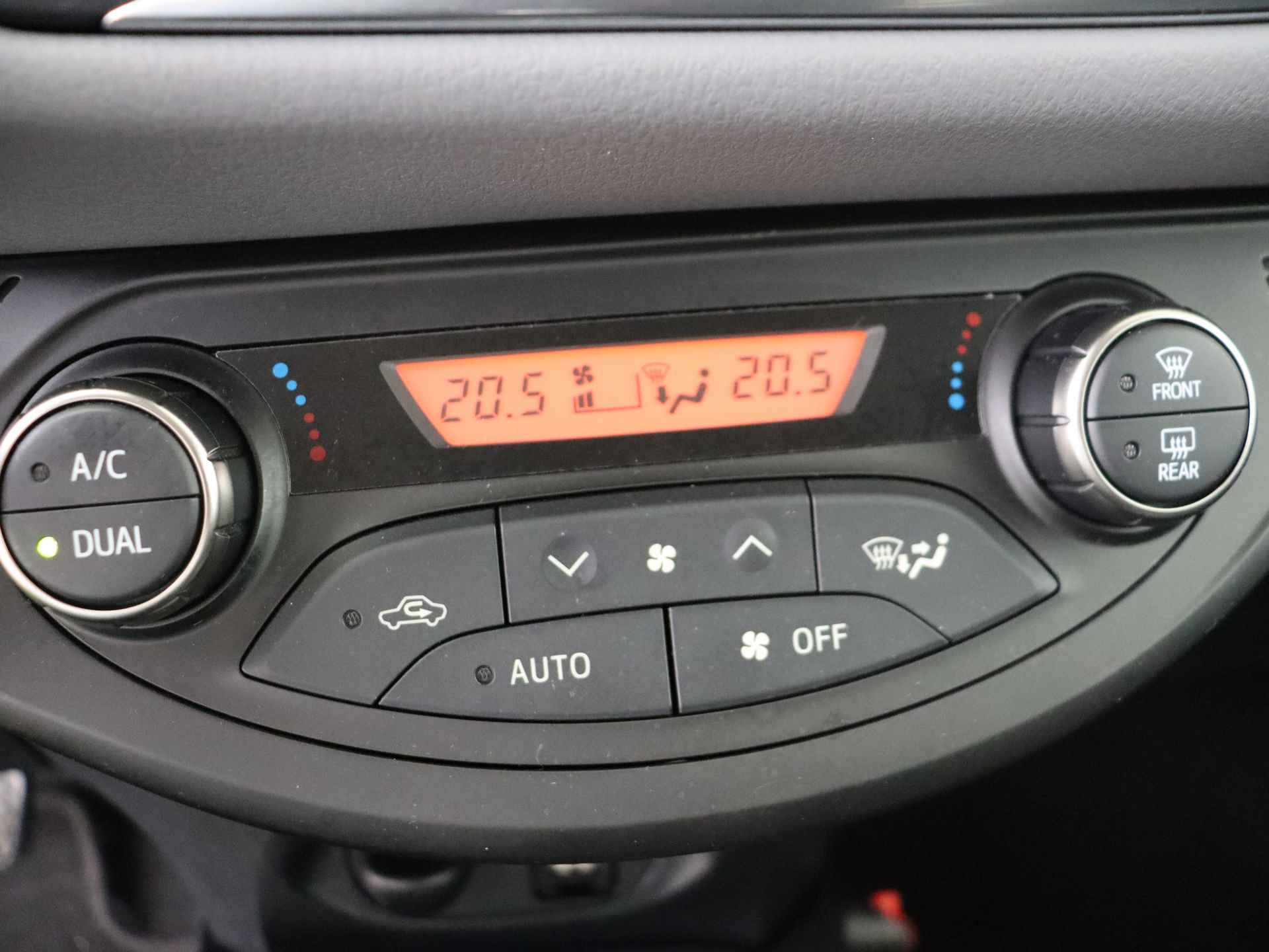 Toyota Yaris 1.3 VVT-i Trend Bi-Tone I Navigatie I Climate Control I Cruise Control I Camera I USB I LM Velgen I 1e Eigenaar I - 12/47