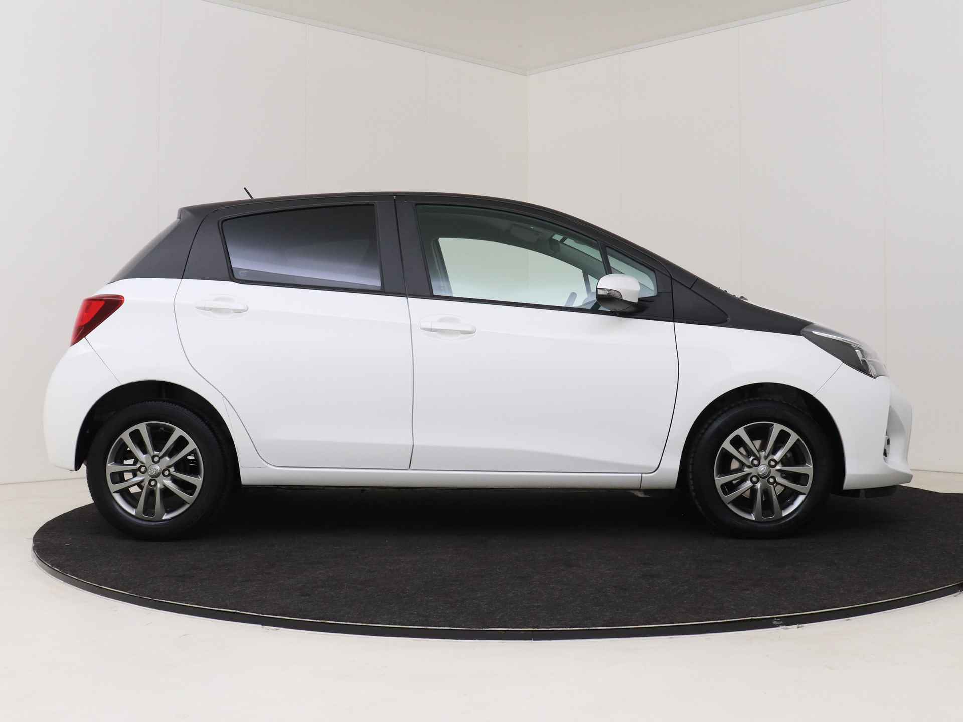 Toyota Yaris 1.3 VVT-i Trend Bi-Tone I Navigatie I Climate Control I Cruise Control I Camera I USB I LM Velgen I 1e Eigenaar I - 16/47