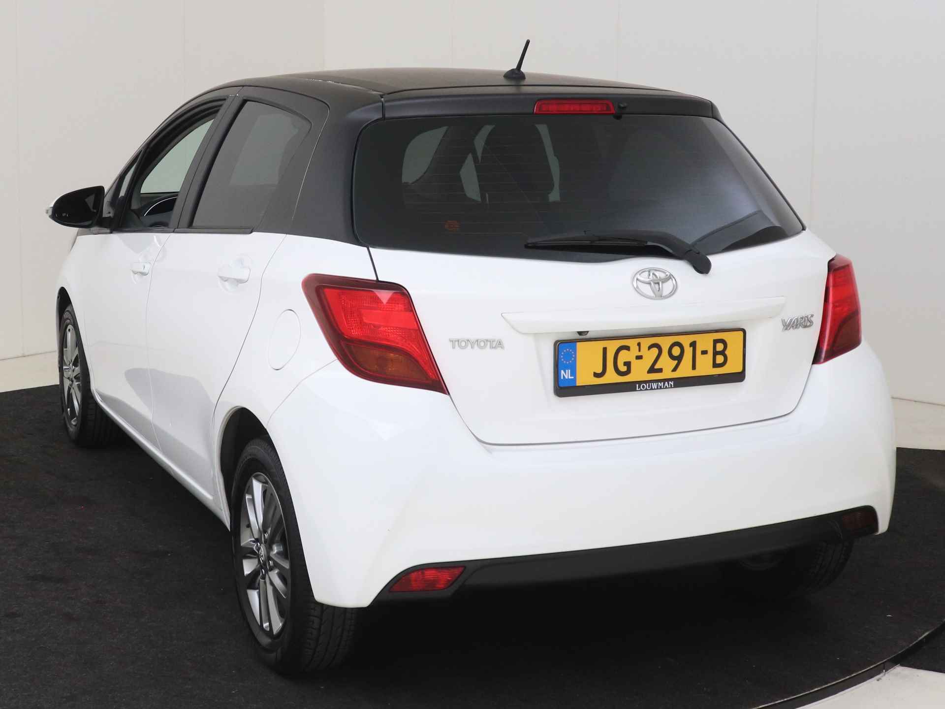 Toyota Yaris 1.3 VVT-i Trend Bi-Tone I Navigatie I Climate Control I Cruise Control I Camera I USB I LM Velgen I 1e Eigenaar I - 17/47