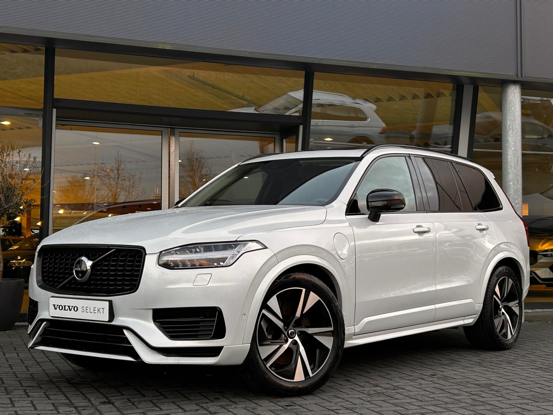 Volvo XC90 T8 Recharge AWD R-Design | Luchtvering | Adaptive Cruise | Harman/Kardon | 360° Camera | Panoramadak | 20-Inch | Trekhaak | BLIS