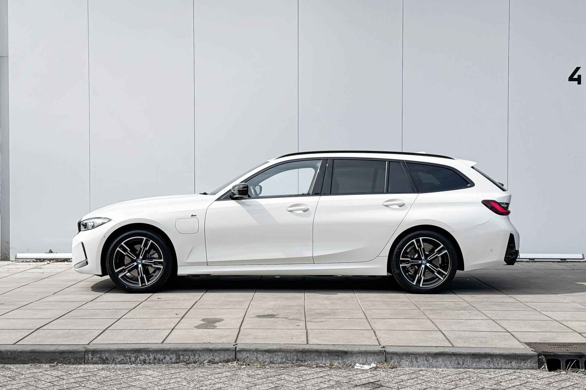 BMW 3 Serie Touring 330e xDrive M-Sport / Driving Assistant Professional / Harman Kardon / Head-Up / Comfort Access /  Adaptief LED / Trekhaak Wegklapbaar / Stuurverwarming / Parking Assistant Plus - 2/24