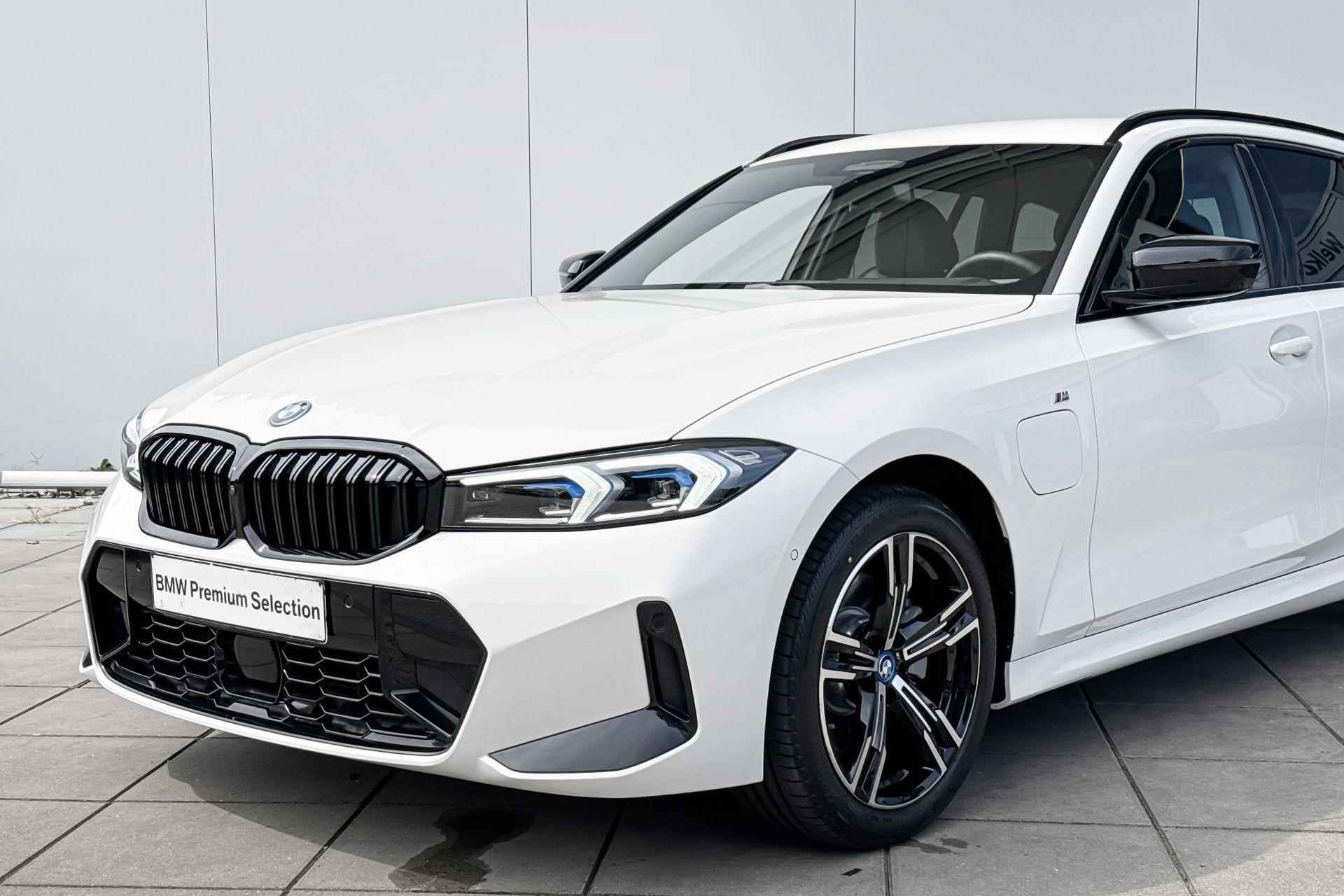 BMW 3 Serie Touring 330e xDrive M-Sport / Driving Assistant Professional / Harman Kardon / Head-Up / Comfort Access /  Adaptief LED / Trekhaak Wegklapbaar / Stuurverwarming / Parking Assistant Plus - 20/24