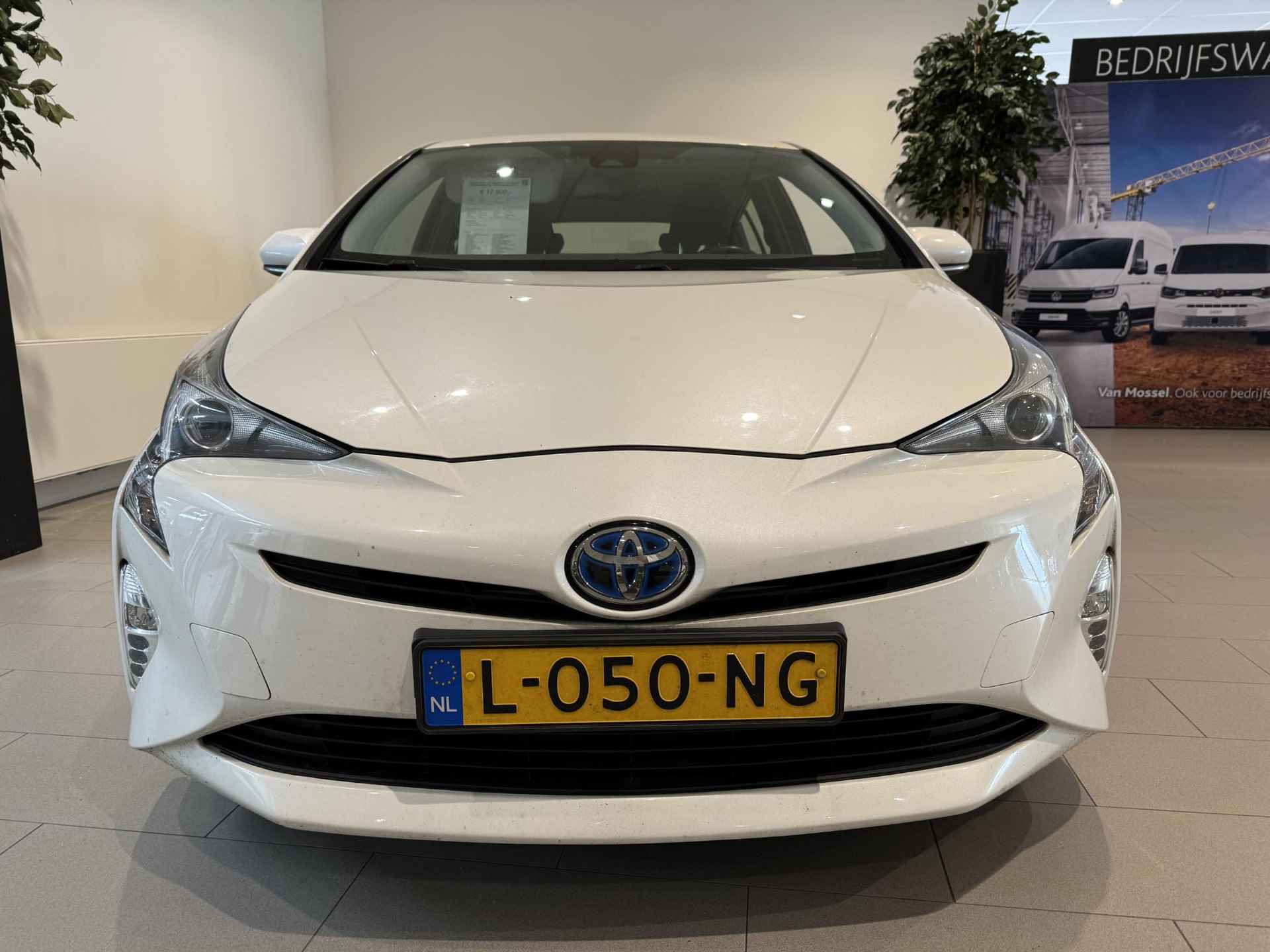 Toyota Prius 1.8 Dynamic | Navigatie | Airconditioning | Parkeersensoren | Budget | - 2/11