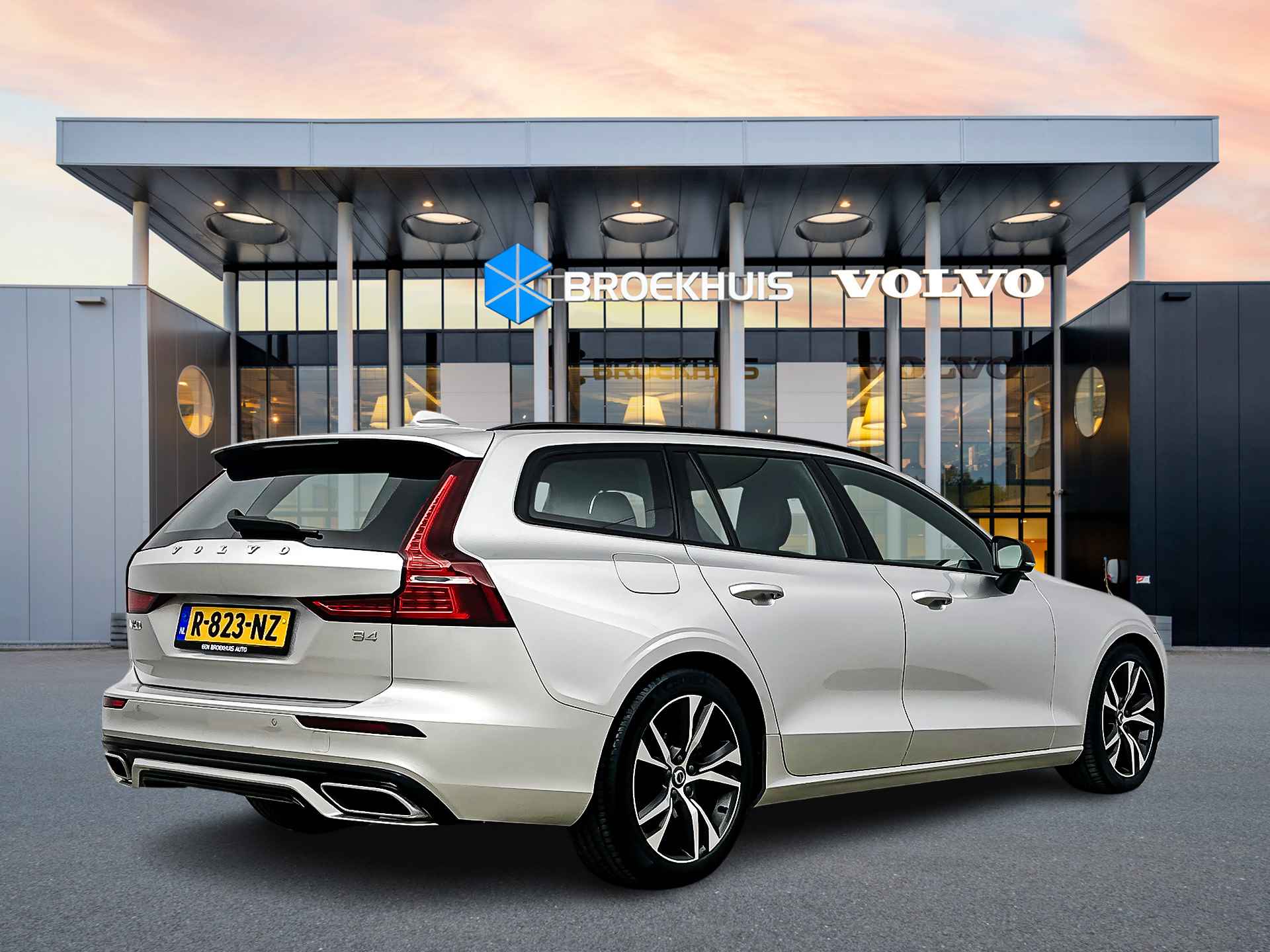 Volvo V60 B4 Plus Dark | Sportstoelen | Elektr. verst. best. stoel | Adaptieve cruise | BLIS | Stoelverwarming | Keyless - 4/30