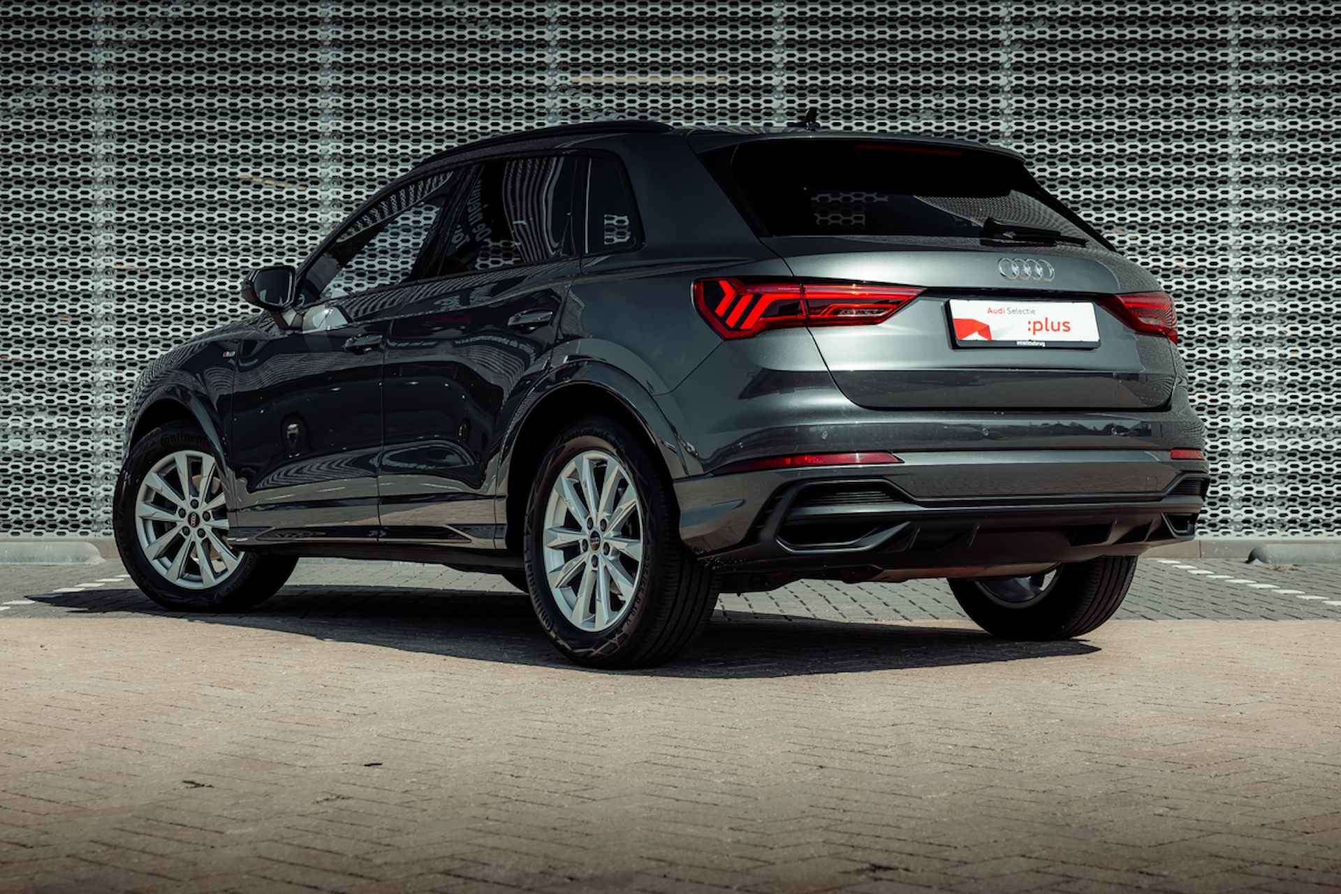 Audi Q3 35 TFSI 150pk s-tronic S edition | Leder | Optiek zwart | Privacy glass | Stoelverwarming | Adaptive cruise control - 4/33