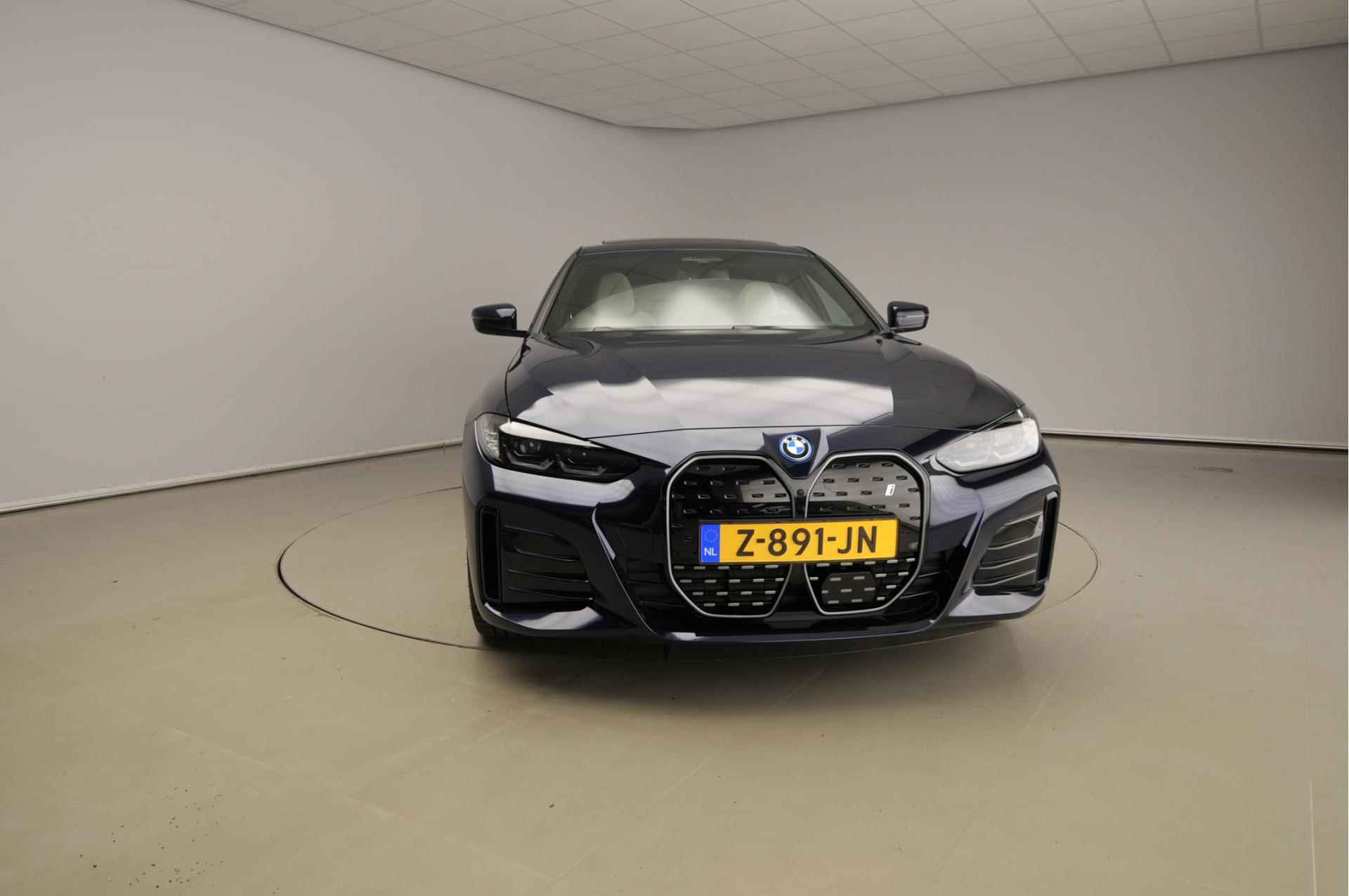 BMW i4 Gran Gran Coupé eDrive40 | M-Sportpakket | LED | Leder | Navigatie | Trekhaak | Schuifdak | Keyles go | Sportstoelen | DAB | Hifi speakers | Alu 19 inch - 6/46