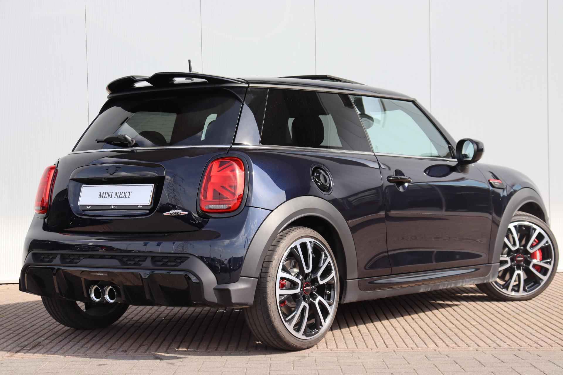 MINI 3-deurs John Cooper Works Aut. JCW trim / Clima / Navi / PDC / Achteruitrijcamera / Harman Kardon / Comfort Access / Pano Dak | Showroom Sale - 4/28