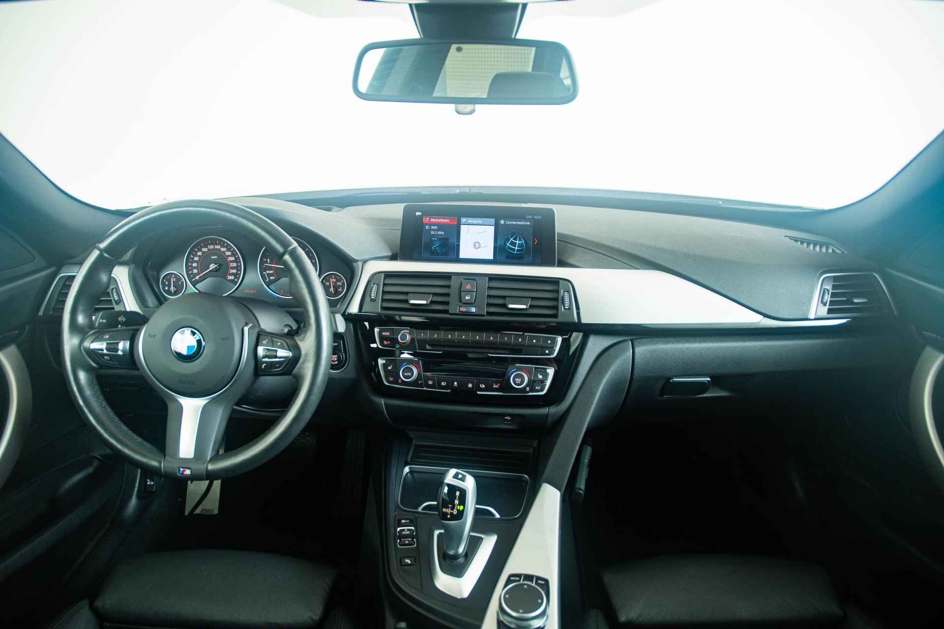 BMW 3-serie Gran Turismo 320i High Executive Edition M Sportpakket - Panoramadak - Driving en Park assistant - Achteruitrijcamera - Head-up Display - HIFI System - Stoelverwarming - 3/42