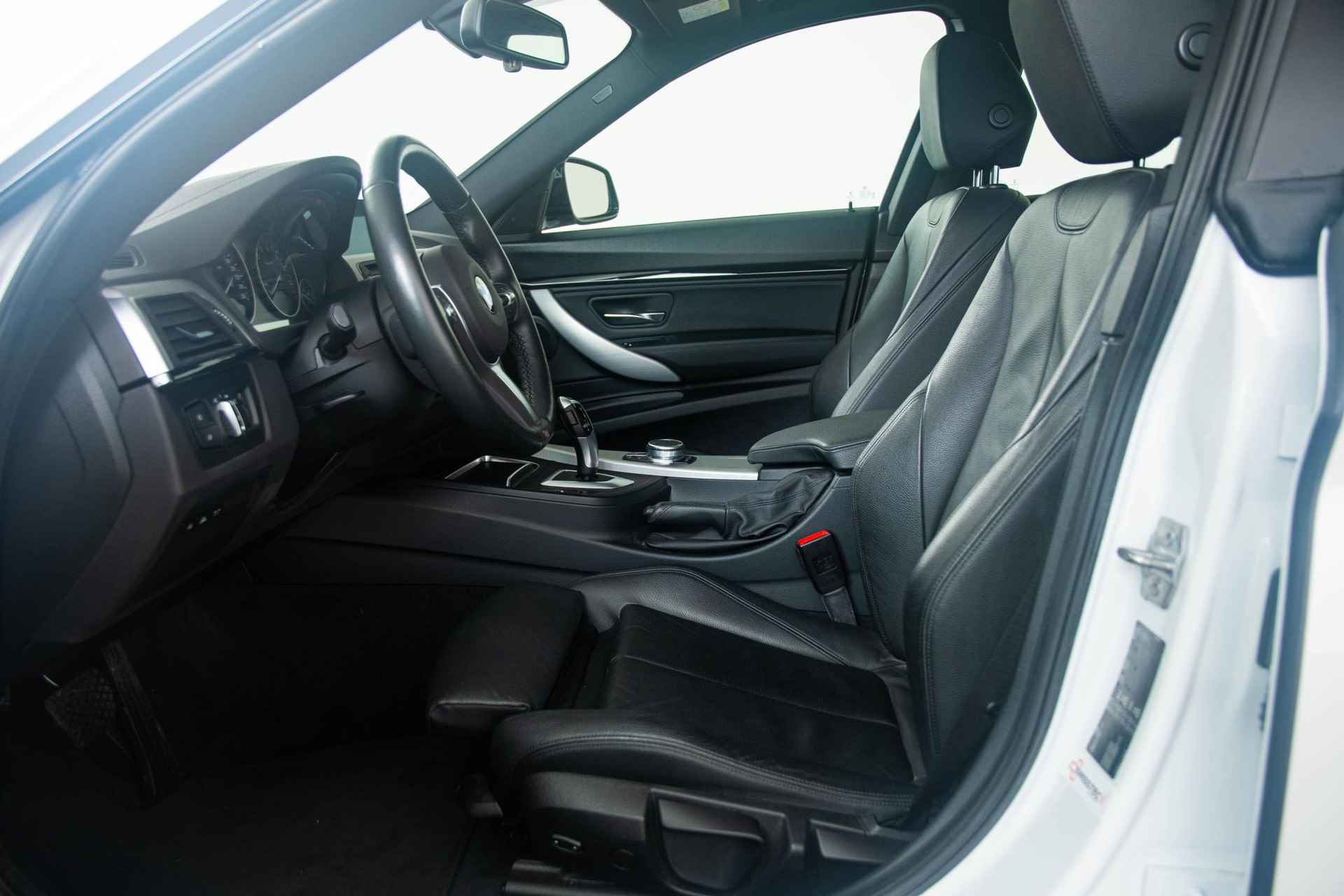 BMW 3-serie Gran Turismo 320i High Executive Edition M Sportpakket - Panoramadak - Driving en Park assistant - Achteruitrijcamera - Head-up Display - HIFI System - Stoelverwarming - 4/42