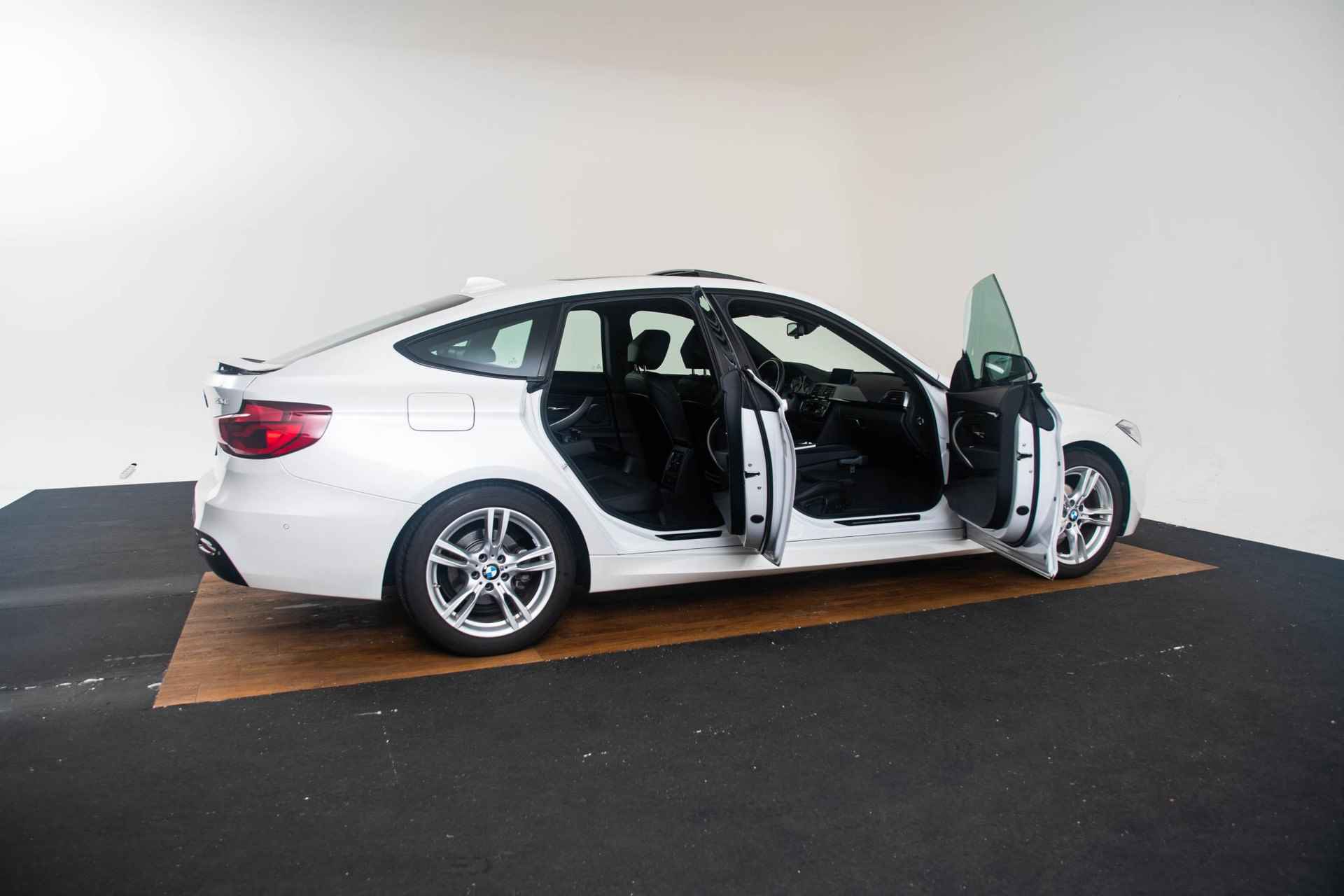 BMW 3-serie Gran Turismo 320i High Executive Edition M Sportpakket - Panoramadak - Driving en Park assistant - Achteruitrijcamera - Head-up Display - HIFI System - Stoelverwarming - 7/42