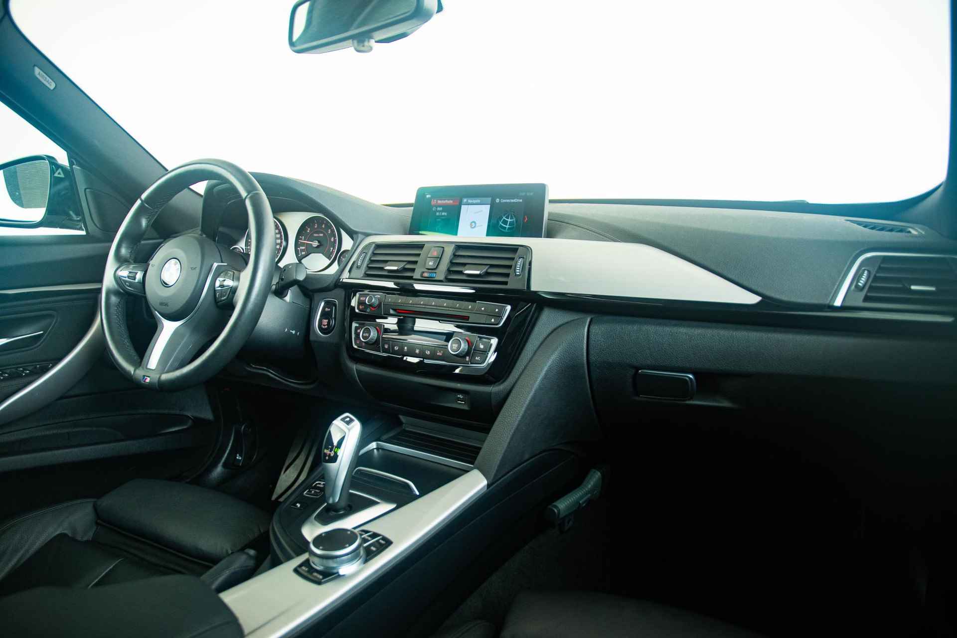 BMW 3-serie Gran Turismo 320i High Executive Edition M Sportpakket - Panoramadak - Driving en Park assistant - Achteruitrijcamera - Head-up Display - HIFI System - Stoelverwarming - 14/42