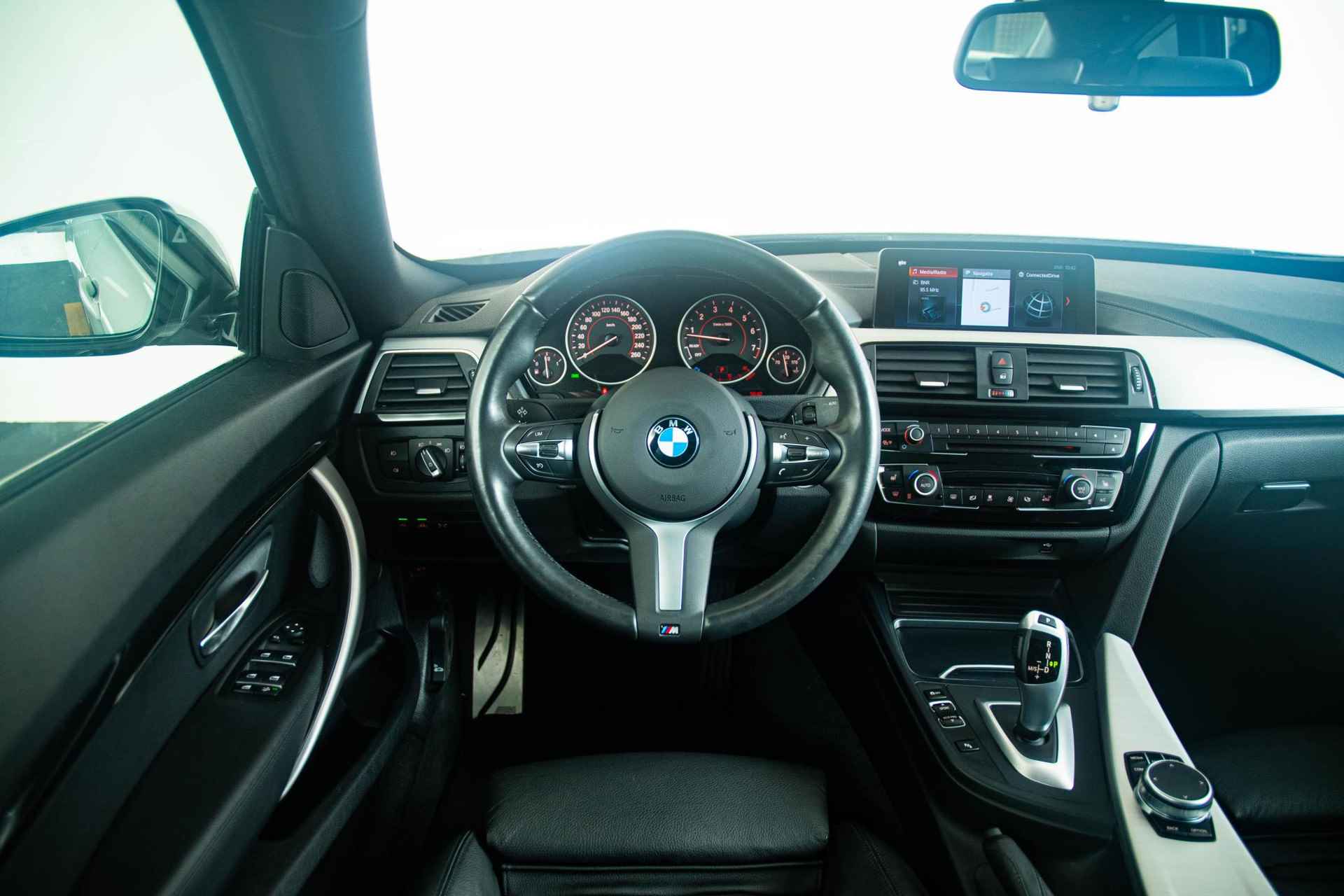BMW 3-serie Gran Turismo 320i High Executive Edition M Sportpakket - Panoramadak - Driving en Park assistant - Achteruitrijcamera - Head-up Display - HIFI System - Stoelverwarming - 25/42