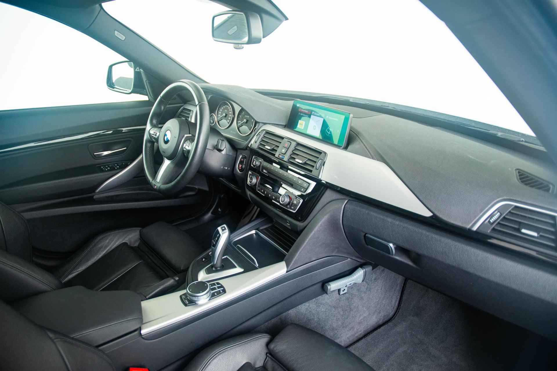 BMW 3-serie Gran Turismo 320i High Executive Edition M Sportpakket - Panoramadak - Driving en Park assistant - Achteruitrijcamera - Head-up Display - HIFI System - Stoelverwarming - 26/42