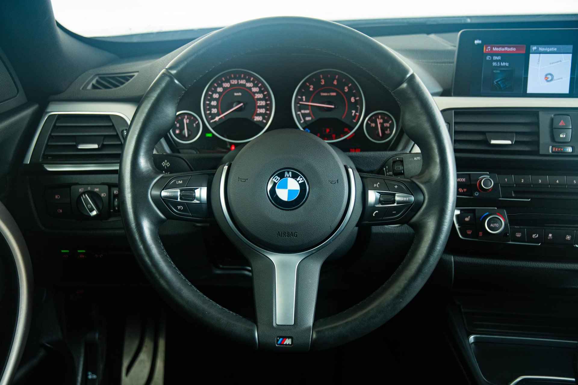 BMW 3-serie Gran Turismo 320i High Executive Edition M Sportpakket - Panoramadak - Driving en Park assistant - Achteruitrijcamera - Head-up Display - HIFI System - Stoelverwarming - 27/42