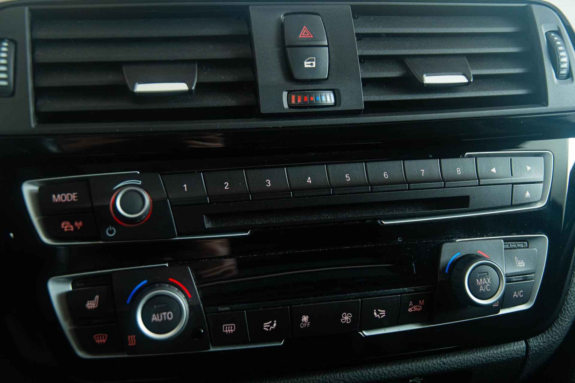 BMW 3-serie Gran Turismo 320i High Executive Edition M Sportpakket - Panoramadak - Driving en Park assistant - Achteruitrijcamera - Head-up Display - HIFI System - Stoelverwarming - 30/42