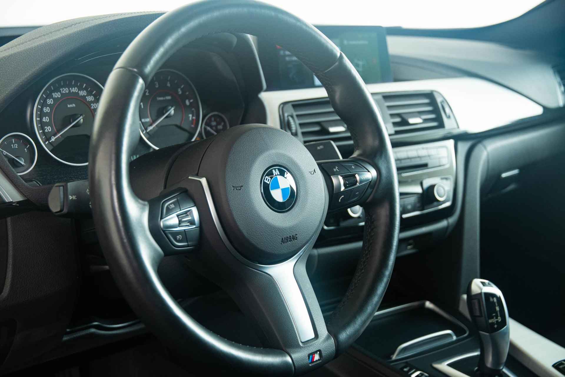 BMW 3-serie Gran Turismo 320i High Executive Edition M Sportpakket - Panoramadak - Driving en Park assistant - Achteruitrijcamera - Head-up Display - HIFI System - Stoelverwarming - 31/42