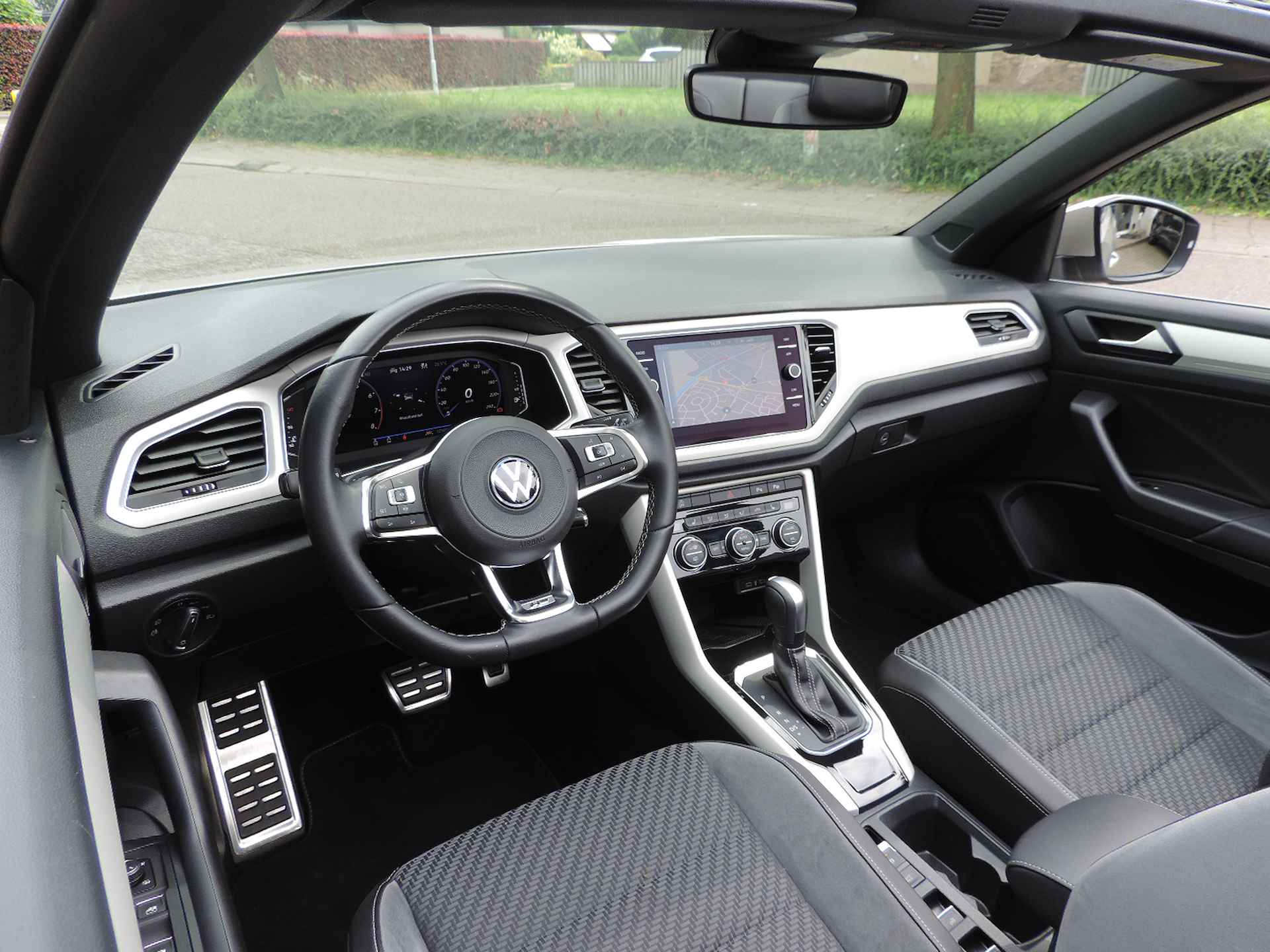 Volkswagen T-Roc Cabrio 1.5 TSI R-Line - ACC | Carplay | Nav | Camera | Blindspot | Parkeerass. | Trekh. afn. - 2/42