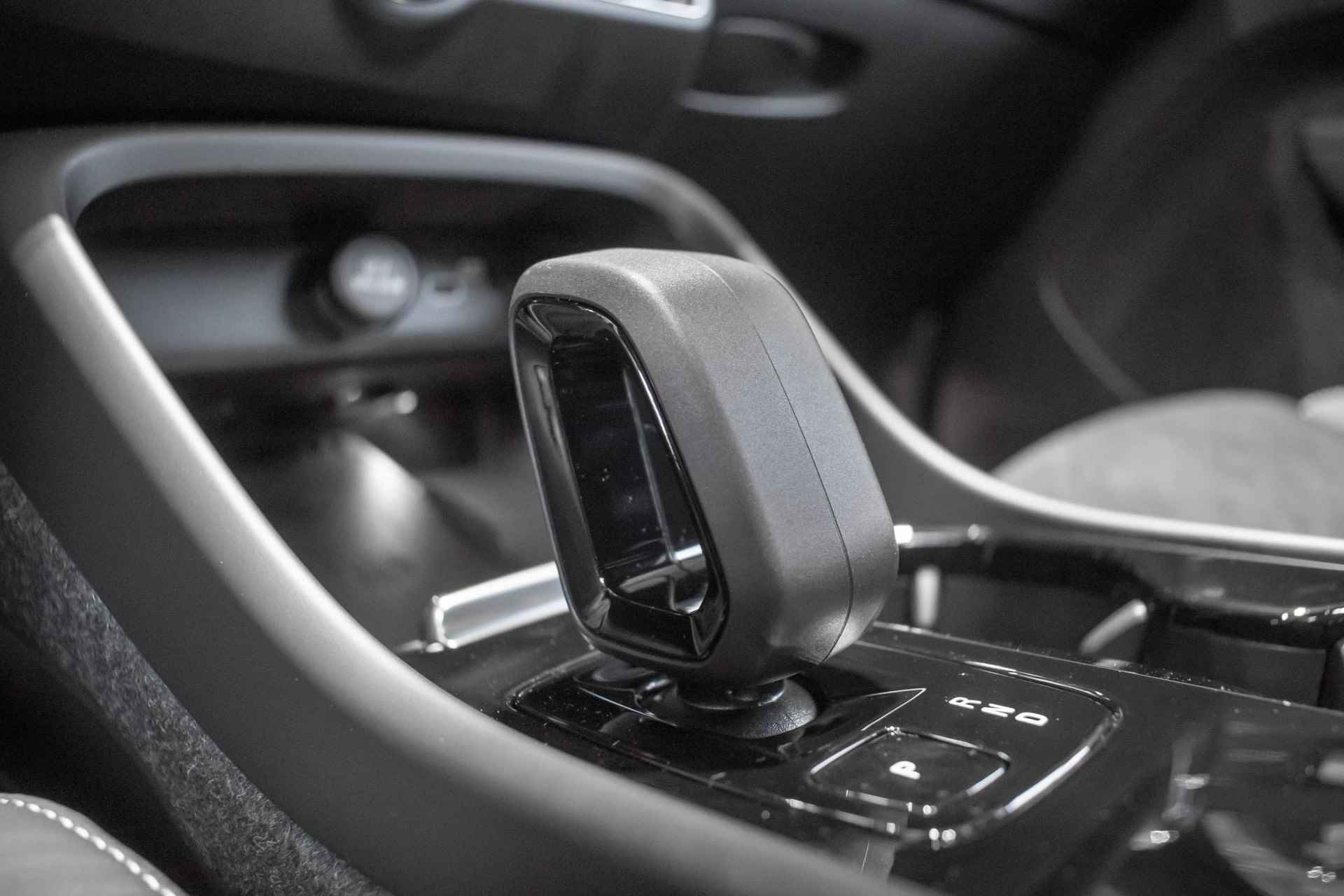 Volvo C40 Single Motor Extended Range Ultimate 82 kWh | 20" Lichtmetalen Wielen | Extra Getint Glas | Harman Kardon Premium Audio | Elektrisch Verstelbare Voorstoelen | 360° Camera | Panoramadak - 25/33
