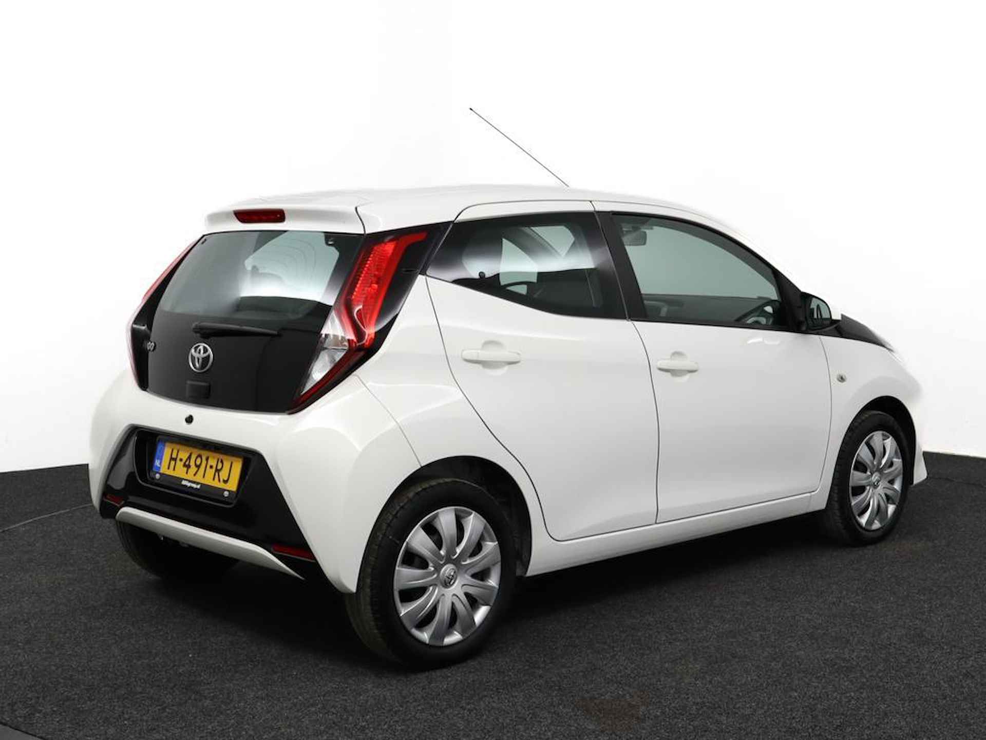 Toyota Aygo 1.0 VVT-i x-play | Camera achter | Airco | Navigatie | Bluetooth | - 2/51