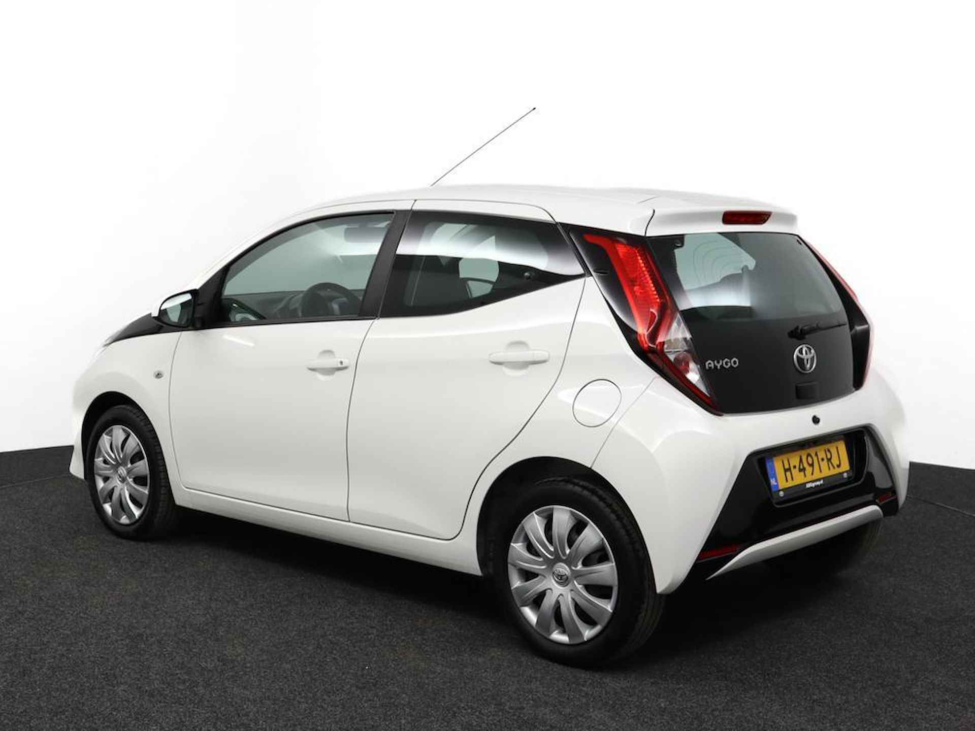 Toyota Aygo 1.0 VVT-i x-play | Camera achter | Airco | Navigatie | Bluetooth | - 12/51